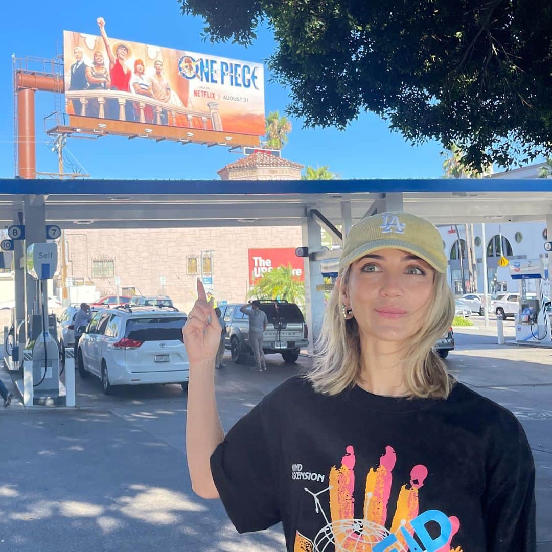 エミリー・ラッドのインスタグラム：「happy end of strike @onepiecenetflix dump pt 1!!!!!!! y’all know i’ve been frothing at the mouth waiting for this 😗🫰 thank you to all of you, new fans and old, for giving us a chance, for loving us, and for giving us a season 2. we love you so, so much! thank you as well to the cast, crew, and creatives. how lucky am i to have been able to make a show that i love, with people i love, and that i get to do it again 🧡 i have so much more to say but maybe i’ll just do an insta live or something y’all don’t wanna see me ramble any more in this caption i promise u」