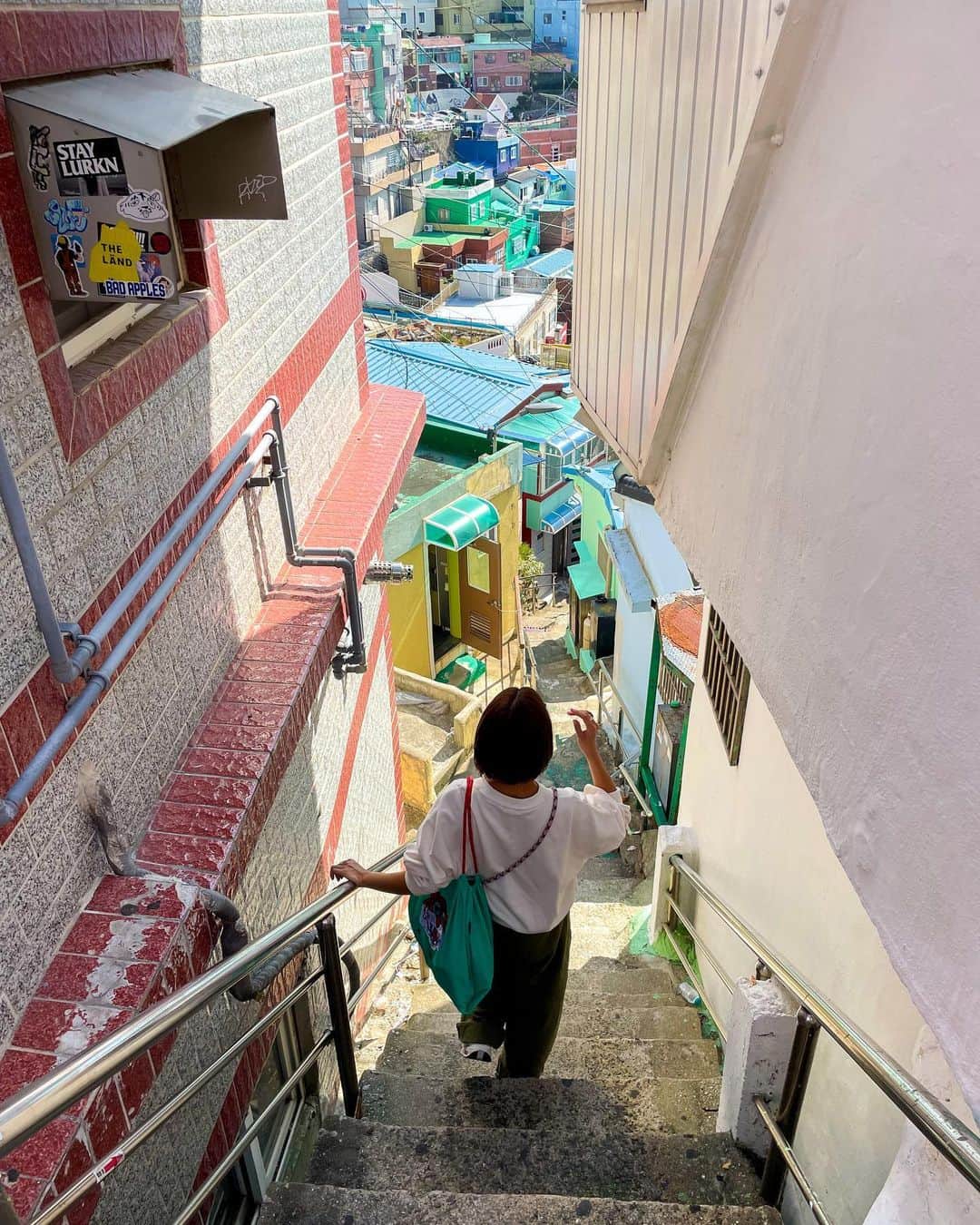 吉田夏海さんのインスタグラム写真 - (吉田夏海Instagram)「釜山旅行で行ってみたかった甘川文化村🤍🩵💙💚💛🧡❤️🩷💜  カラフルな家が一望できて街全体も色んな絵が描かれてとても可愛かったよ🥰  推しのグクとジミンやBTSのアートもあってテンション上がった〜🫶💜  息子の機嫌があまり良くなくて息子の良い写真が撮れなかったのが残念だけどこの街の可愛い世界観とちっちゃい子供がマッチして可愛すぎたよ🥹✨  👦🏻はもう少し大きくなったら楽しいかな？💭  またいつか来ようね💫  #korea #busan #busantrip  #trip #gamcheon #gamcheonculturevillage  #韓国 #釜山 #甘川文化村  #甘川洞文化村 #韓国旅行 #釜山旅行 #子連れ旅行  #子連れ海外 #子連れ海外旅行」11月10日 10時18分 - natsumiiiiiiiiiii