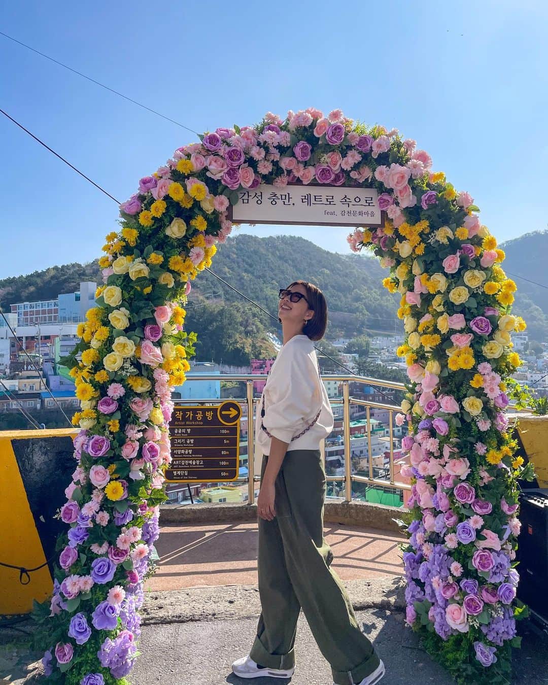 吉田夏海さんのインスタグラム写真 - (吉田夏海Instagram)「釜山旅行で行ってみたかった甘川文化村🤍🩵💙💚💛🧡❤️🩷💜  カラフルな家が一望できて街全体も色んな絵が描かれてとても可愛かったよ🥰  推しのグクとジミンやBTSのアートもあってテンション上がった〜🫶💜  息子の機嫌があまり良くなくて息子の良い写真が撮れなかったのが残念だけどこの街の可愛い世界観とちっちゃい子供がマッチして可愛すぎたよ🥹✨  👦🏻はもう少し大きくなったら楽しいかな？💭  またいつか来ようね💫  #korea #busan #busantrip  #trip #gamcheon #gamcheonculturevillage  #韓国 #釜山 #甘川文化村  #甘川洞文化村 #韓国旅行 #釜山旅行 #子連れ旅行  #子連れ海外 #子連れ海外旅行」11月10日 10時18分 - natsumiiiiiiiiiii
