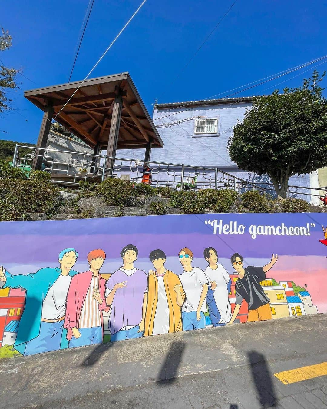 吉田夏海さんのインスタグラム写真 - (吉田夏海Instagram)「釜山旅行で行ってみたかった甘川文化村🤍🩵💙💚💛🧡❤️🩷💜  カラフルな家が一望できて街全体も色んな絵が描かれてとても可愛かったよ🥰  推しのグクとジミンやBTSのアートもあってテンション上がった〜🫶💜  息子の機嫌があまり良くなくて息子の良い写真が撮れなかったのが残念だけどこの街の可愛い世界観とちっちゃい子供がマッチして可愛すぎたよ🥹✨  👦🏻はもう少し大きくなったら楽しいかな？💭  またいつか来ようね💫  #korea #busan #busantrip  #trip #gamcheon #gamcheonculturevillage  #韓国 #釜山 #甘川文化村  #甘川洞文化村 #韓国旅行 #釜山旅行 #子連れ旅行  #子連れ海外 #子連れ海外旅行」11月10日 10時18分 - natsumiiiiiiiiiii