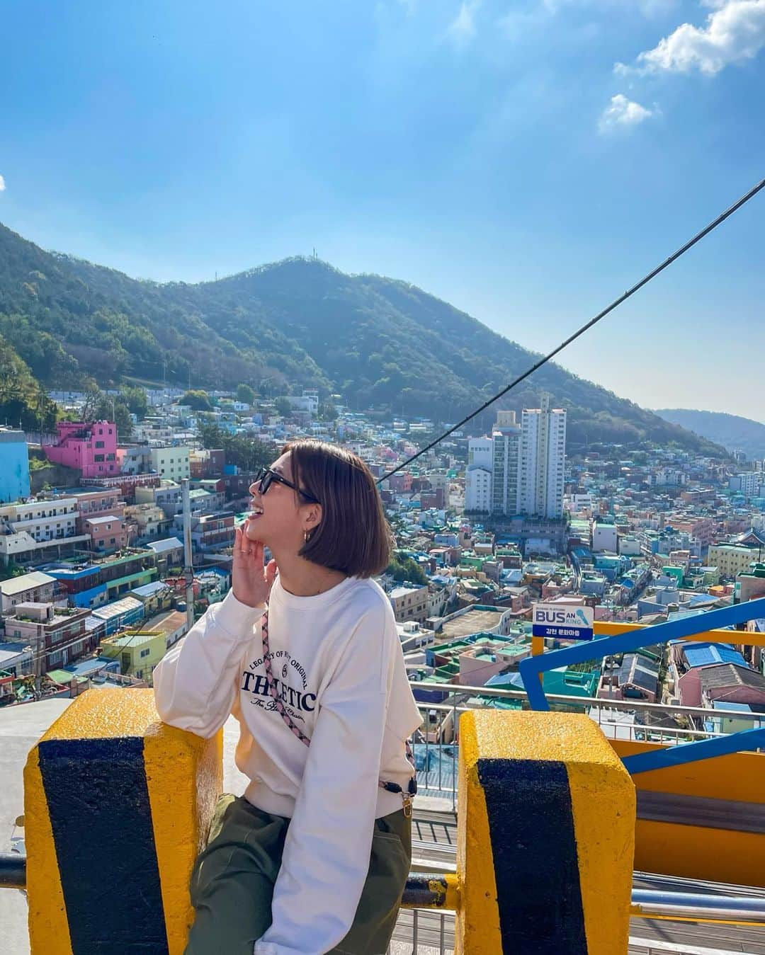 吉田夏海のインスタグラム：「釜山旅行で行ってみたかった甘川文化村🤍🩵💙💚💛🧡❤️🩷💜  カラフルな家が一望できて街全体も色んな絵が描かれてとても可愛かったよ🥰  推しのグクとジミンやBTSのアートもあってテンション上がった〜🫶💜  息子の機嫌があまり良くなくて息子の良い写真が撮れなかったのが残念だけどこの街の可愛い世界観とちっちゃい子供がマッチして可愛すぎたよ🥹✨  👦🏻はもう少し大きくなったら楽しいかな？💭  またいつか来ようね💫  #korea #busan #busantrip  #trip #gamcheon #gamcheonculturevillage  #韓国 #釜山 #甘川文化村  #甘川洞文化村 #韓国旅行 #釜山旅行 #子連れ旅行  #子連れ海外 #子連れ海外旅行」