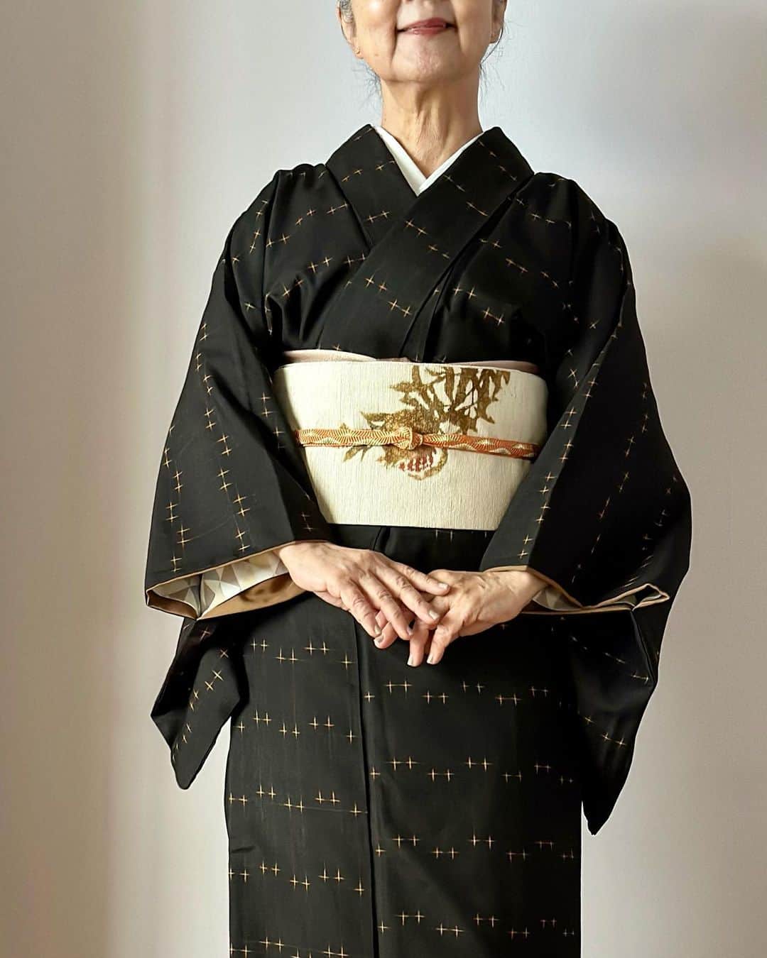 山崎陽子のインスタグラム：「秋袷 いざ！杜の都、仙台へ❤︎ 今年初の秋袷、やっとやっと。 #kimono #久米島紬 #hatanone  #中来田万里 #吉祥果 #石榴 #手描友禅 #きもの水流  #唐組 #真弓 #道明  はやぶさの友は、久しぶりに買ったNumber」