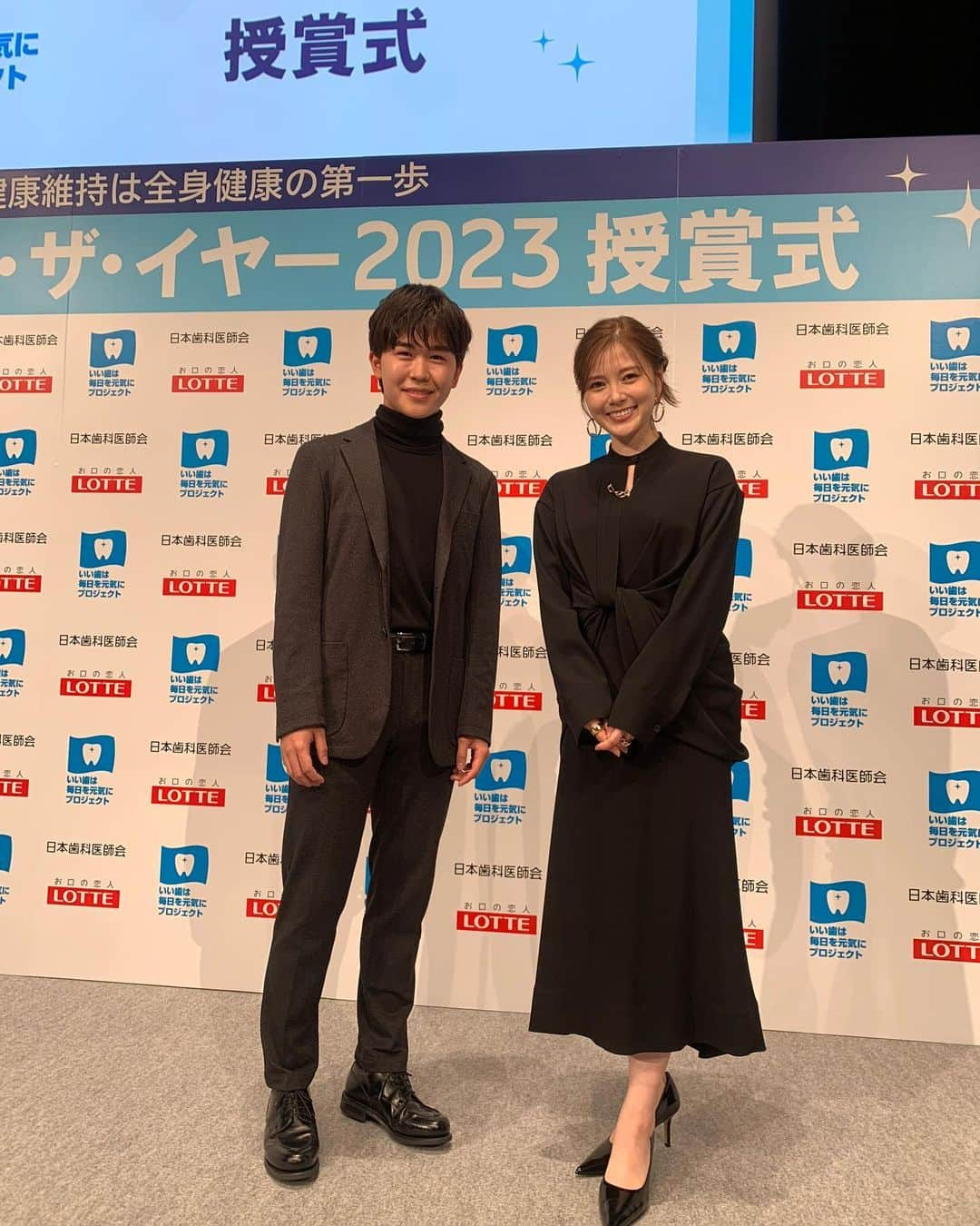 鈴木福のインスタグラム：「｢ベストスマイル･オブ･ザ･イヤー2023｣ を受賞しました！！  一緒に受賞した白石麻衣さんと！  笑顔を褒めていただけるのは、とても嬉しいです😆 笑う門には福来る！  #ベストスマイルオブザイヤー #白石麻衣　さん #鈴木福」