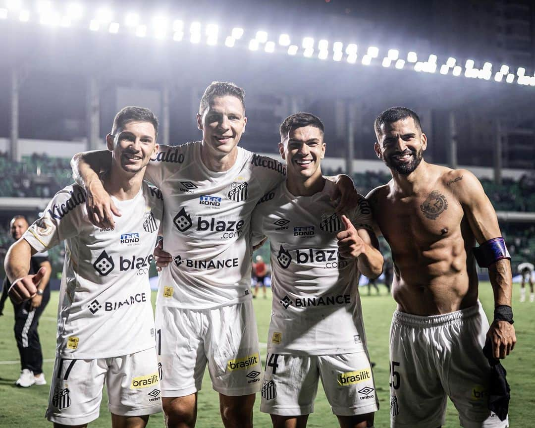 トマス・リンコンのインスタグラム：「LOS GRINGOS! 🇺🇾🇦🇷🇺🇾🇻🇪  📸 @RaulBaretta_Photo / Santos FC」