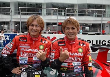 織戸学のインスタグラム：「18年の歴史 それは、それは 懐かしい〜  @dstation_racing  @nobuterutaniguchi   #maxorido  #DstationRacing #SuperTaikyu #AstonMartinRacing」