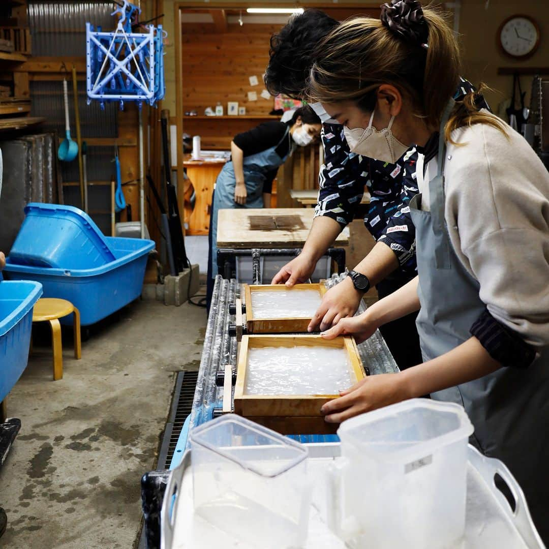 東京造形大学 Tokyo Zokei Universityさんのインスタグラム写真 - (東京造形大学 Tokyo Zokei UniversityInstagram)「_ 東京造形大学-Circular Paper Project.展- 東京造形大学では、2021年度から「循環」をテーマに、無印良品の店舗で回収された古着を使ったデザイン研究に取り組んできました。木綿や麻の古着から紙を再生していた歴史を参考に、本展では古着から再生された紙による新たなプロダクトの提案を行います。 無印良品で回収された古着を再生し、学生たちのアイデアから生まれた作品をどうぞご覧ください。  11月10日(金)～11月14日(火) 11:00～19:00[最終日は17:00まで] 吉祥寺マルイ無印良品6F  [ワークショップ] 無印良品の古着から紙を作る紙漉きワークショップを開催いたします。  11月11日(土)/11月12日(日) 11:00-13:00/13:30-15:30/16:00-18:00 1回のワークショップは30分程度。事前予約は不要ですので、会場でお申し込みください  #東京造形大学 #無印良品 #吉祥寺 #tokyozokeiuniversity #muji」11月10日 10時27分 - tokyo_zokei_univ_official