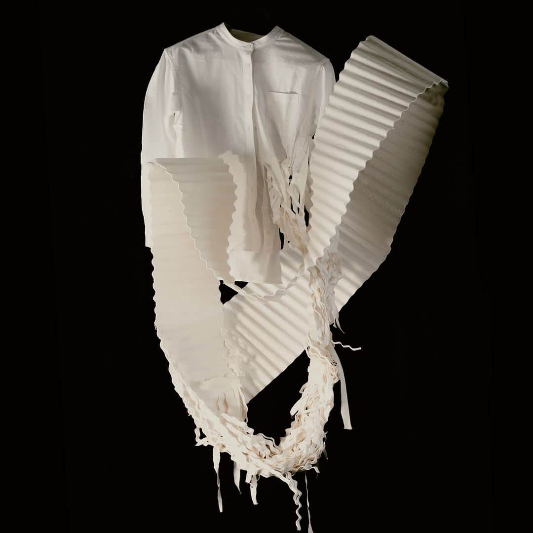 東京造形大学 Tokyo Zokei Universityのインスタグラム：「_ 東京造形大学-Circular Paper Project.展- 東京造形大学では、2021年度から「循環」をテーマに、無印良品の店舗で回収された古着を使ったデザイン研究に取り組んできました。木綿や麻の古着から紙を再生していた歴史を参考に、本展では古着から再生された紙による新たなプロダクトの提案を行います。 無印良品で回収された古着を再生し、学生たちのアイデアから生まれた作品をどうぞご覧ください。  11月10日(金)～11月14日(火) 11:00～19:00[最終日は17:00まで] 吉祥寺マルイ無印良品6F  [ワークショップ] 無印良品の古着から紙を作る紙漉きワークショップを開催いたします。  11月11日(土)/11月12日(日) 11:00-13:00/13:30-15:30/16:00-18:00 1回のワークショップは30分程度。事前予約は不要ですので、会場でお申し込みください  #東京造形大学 #無印良品 #吉祥寺 #tokyozokeiuniversity #muji」