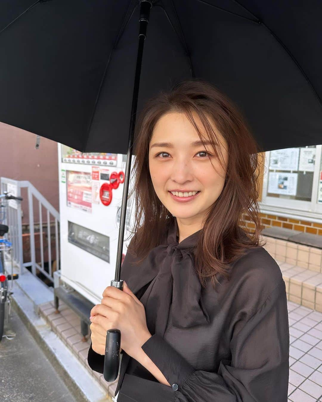 石川梨華さんのインスタグラム写真 - (石川梨華Instagram)「オフショット！  絶賛発売中の「大人百花」📕 私のiPhoneで撮ってもらったオフショット✨ いっぱいあるよん✌️   どれが好き？  私はラストの不意打ちのめっちゃ素な顔が好き😂 雑誌では見れない顔してるw  大人百花の撮影はいつもめっちゃ楽しくて、 衣装とメイクをチェンジするたびにワクワクする💓 なので笑顔溢れて幸せな一日になるんだ😍🤲  #石川梨華 #モーニング娘og #リアル梨華 #二児の母 #年子やんちゃボーイズ #大人百花 #笑顔溢れる撮影 #はっぴぃ〜」11月10日 10時28分 - rika_ishikawa_official