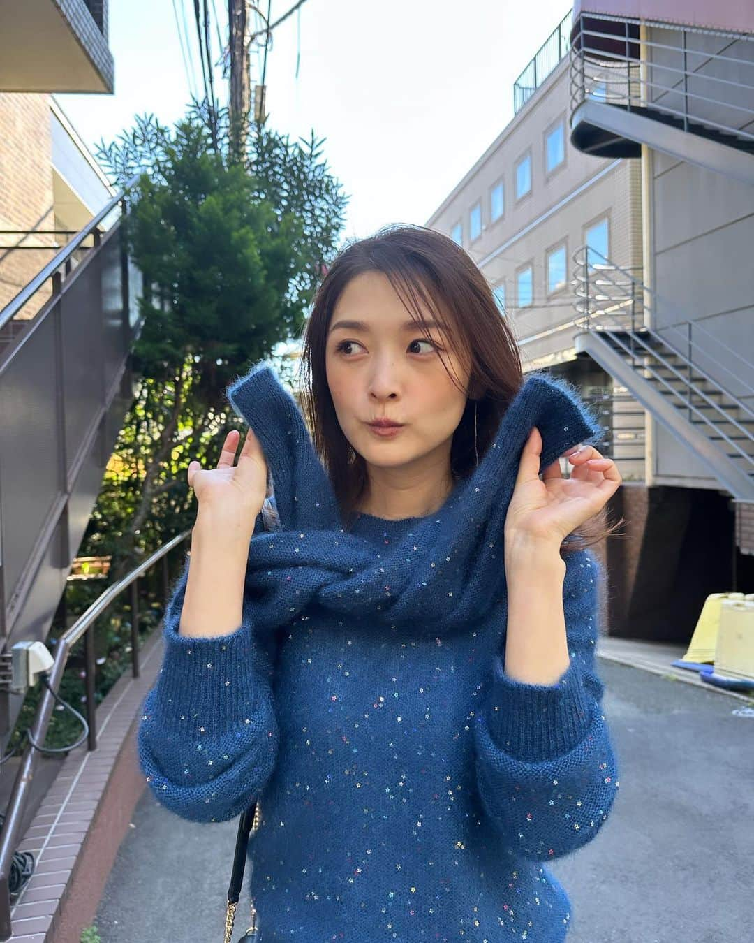 石川梨華さんのインスタグラム写真 - (石川梨華Instagram)「オフショット！  絶賛発売中の「大人百花」📕 私のiPhoneで撮ってもらったオフショット✨ いっぱいあるよん✌️   どれが好き？  私はラストの不意打ちのめっちゃ素な顔が好き😂 雑誌では見れない顔してるw  大人百花の撮影はいつもめっちゃ楽しくて、 衣装とメイクをチェンジするたびにワクワクする💓 なので笑顔溢れて幸せな一日になるんだ😍🤲  #石川梨華 #モーニング娘og #リアル梨華 #二児の母 #年子やんちゃボーイズ #大人百花 #笑顔溢れる撮影 #はっぴぃ〜」11月10日 10時28分 - rika_ishikawa_official