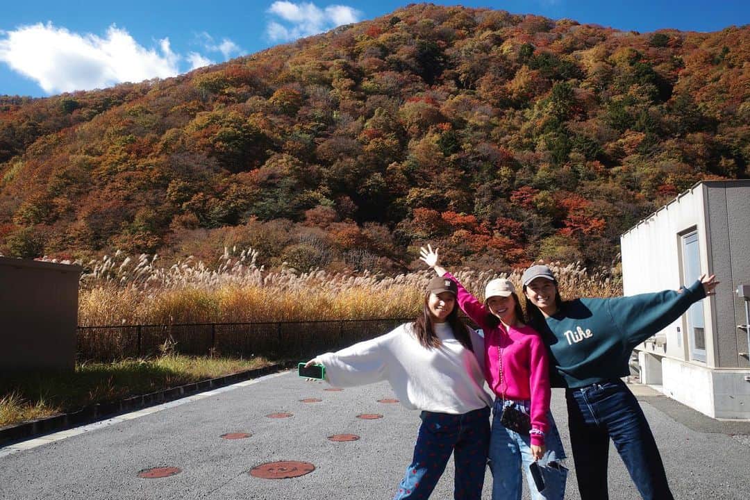 のインスタグラム：「先日念願叶って #女3人旅 へ with @maryjuntakahashi @aoam____i  よく会うメンバーだけど、泊まりは皆無なメンバー。 あみと私は子どもがいるし、お姉ちゃんもお仕事あるし みんなで泊まりがけでどこかに行ける日が来るとは思わなかった!! ふたりとも最高の時間をありがとう🤍  行ってきなよ！と背中を押してくれた夫に心から感謝🙏  とーーーーーーっても楽しくてめーーーーっちゃリフレッシュできたのでちょいちょい余韻に浸ります🍁」