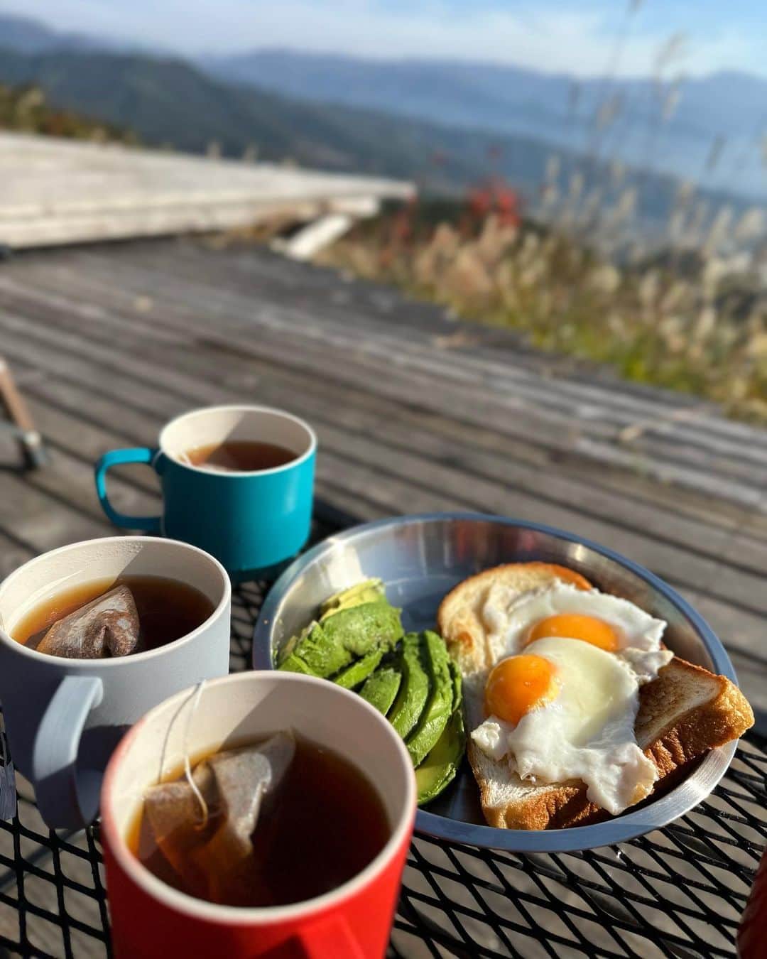 高橋ユウのインスタグラム：「#世界一の朝食 絶景の中、深呼吸をしながらいただく朝食🌞 幸せ〜ってみんなで何回言ったやろう🧐」
