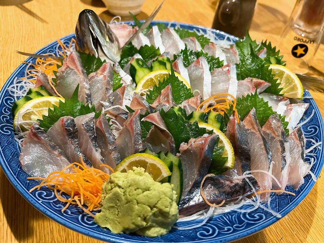 ミズノマリのインスタグラム：「🐟 せっかく大分に来たのであれば… その4  まだ続いてますよ😊 大分帰りでバタバタしたりゆっくりしたり なんだかんだと忙しく…やっとの投稿。  大分といえば…関アジ関サバを食べねば！ とは思ってはおりましたが、 コンサート当日の打ち上げにて、 関アジをご用意していただきました🥹 豊後水道で組合の漁師さんが1本釣りしたものをこう呼ぶとのこと。 活けじめされたアジ様は、 身が締まっていて噛みごたえ良く、 ほんのり甘味も感じられるような旨さ… 「私たちはいつでも食べられるからマリさんたくさん食べて！」 とのお言葉に甘えてたくさんいただき、 更に大分の地酒が進みました😋  お肉にお魚に満喫した大分グルメとなりました🍖🐟」