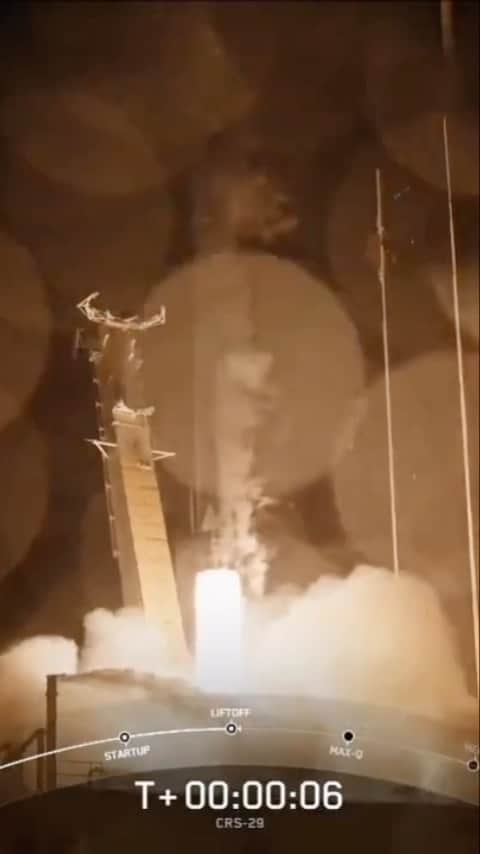国際宇宙ステーションのインスタグラム：「Liftoff! 🚀  SpaceX’s Dragon cargo spacecraft is headed to the space station following a successful launch from NASA’s Kennedy Space Center at 8:28 p.m. EST.  The company’s 29th commercial resupply mission will deliver more than 6,000 pounds of cargo to the Expedition 70 crew, including new science investigations, supplies, and hardware.  Docking is set for 5:21 a.m. Saturday, Nov. 11.   #nasa #international #space #station #spacex #dragon #cargo #spacecraft #liftoff #launch #resupply #mission #science #research #CRS29」