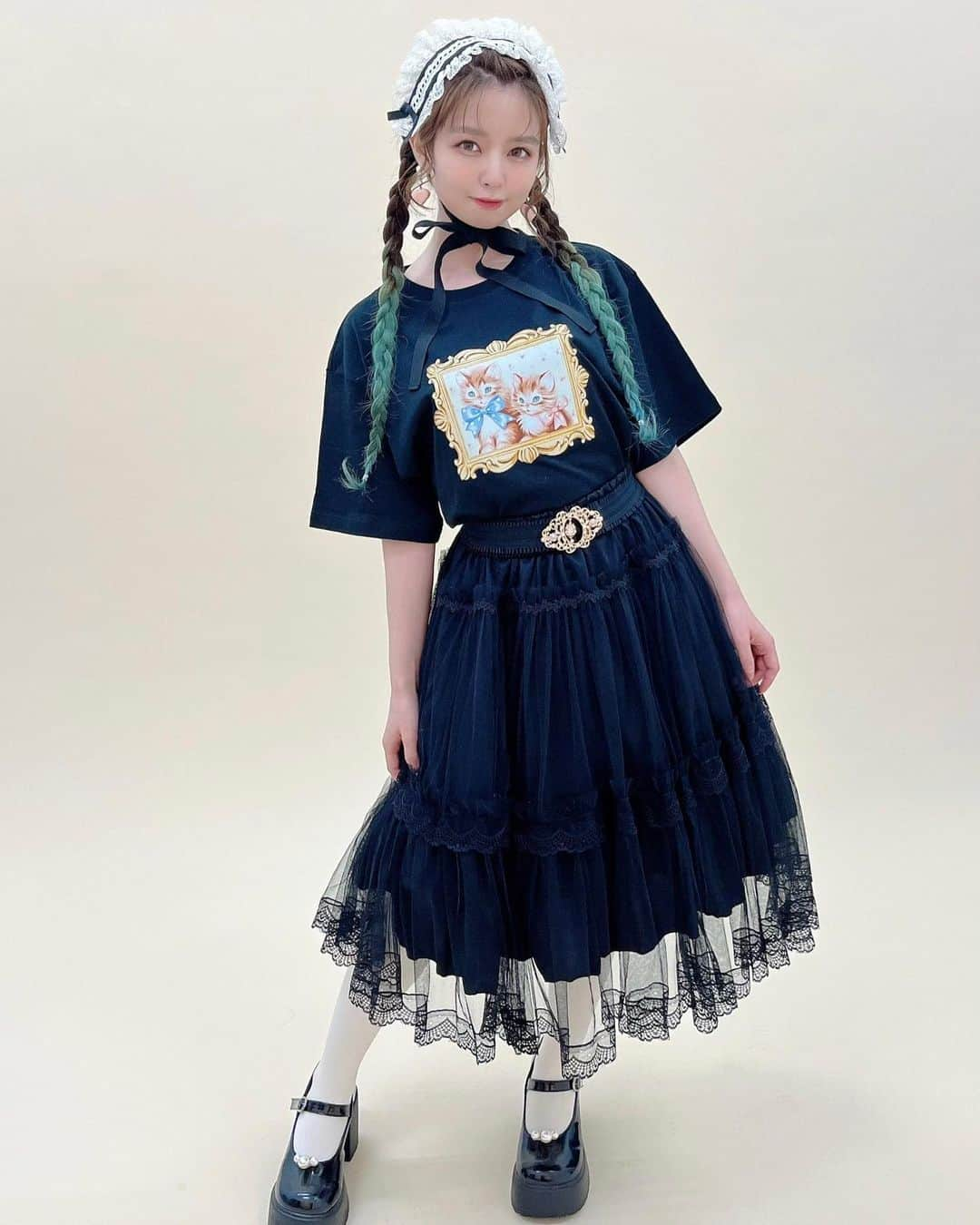 春奈るなさんのインスタグラム写真 - (春奈るなInstagram)「f𝗋𝖺𝗂𝗌𝗂𝖾𝗋様 @fraisier_selectshop ×春奈るな コラボアイテムが𝟣𝟣/𝟣𝟢(金)より受注受付スタート🌙✨  ❤︎𝖪𝗂𝗍𝗍𝖾𝗇 𝗍𝗋𝖾𝖺𝗍 シリーズ❤︎ 🌹ワンピース 🌹𝖳シャツ(𝖲,𝖬,𝖫,𝖷𝖫) 🌹レースヘッドドレス  受付期間：𝟣𝟣/𝟣𝟢(金)〜𝟣𝟣/𝟤𝟨(日) お渡し予定：𝟤月中旬〜下旬」11月10日 10時42分 - lunaharuna_official