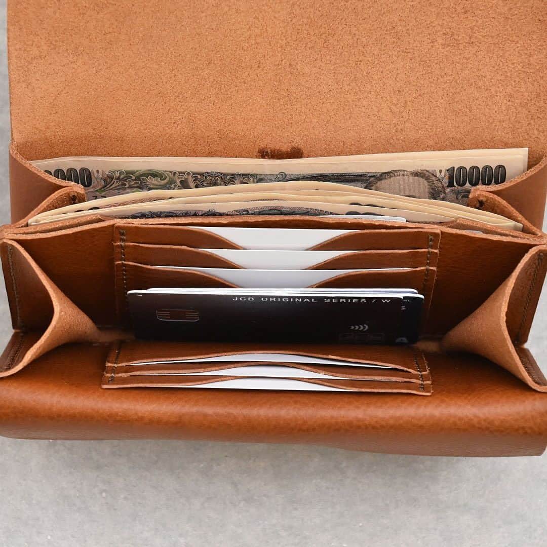 HERZ ヘルツさんのインスタグラム写真 - (HERZ ヘルツInstagram)「@herz_bag　【Organ新作】小さい長財布 ———————————— ⁡ @organ_leather から#長財布 登場のお知らせです。 ⁡ 2022年の#春財布 にて期間限定で販売していたお財布が新作として登場しました。  最小限の大きさに十分な機能性を備えた、横幅約17センチのコンパクトな長財布。  大きく開口する小銭入れは取り出しやすく、革を一枚挟んでレシート類も入れられるスペースを確保しています。 カードやお札もマチ付きの収納部で多くの枚数を入れておくことが出来ます。  シンプルで丸みのあるデザインとミネルバボックスの柔らかな風合いにより、親しみやすくも上質な雰囲気を纏った長財布に仕上がりました。 ⁡ Organ ヘルツ各店（本店を除く）で販売を開始いたしております。 商品の詳細は商品タグもしくは @herz_bag プロフィールページのURLからご覧いただけます。 ⁡ ———————————— ⁡ #財布 / #ロングウォレット / #革財布 / #本革財布 / #コンパクト長財布 / #革 / #レザー / #革製品 / #革鞄 / #革小物 / #革雑貨 / #革職人 / #作り手 / #ヘルツ / #ヘルツバッグ / #herz / #herzbag / #leather / #leatherbag」11月10日 10時41分 - herz_bag