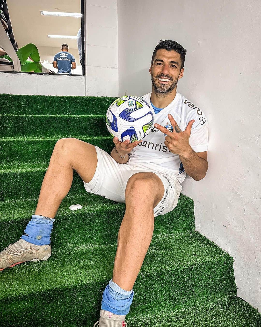 のインスタグラム：「Mi primer hattrick 😜  Vamos @Gremio carajo! Hasta el final 👊🏼  ⚽️⚽️⚽️」