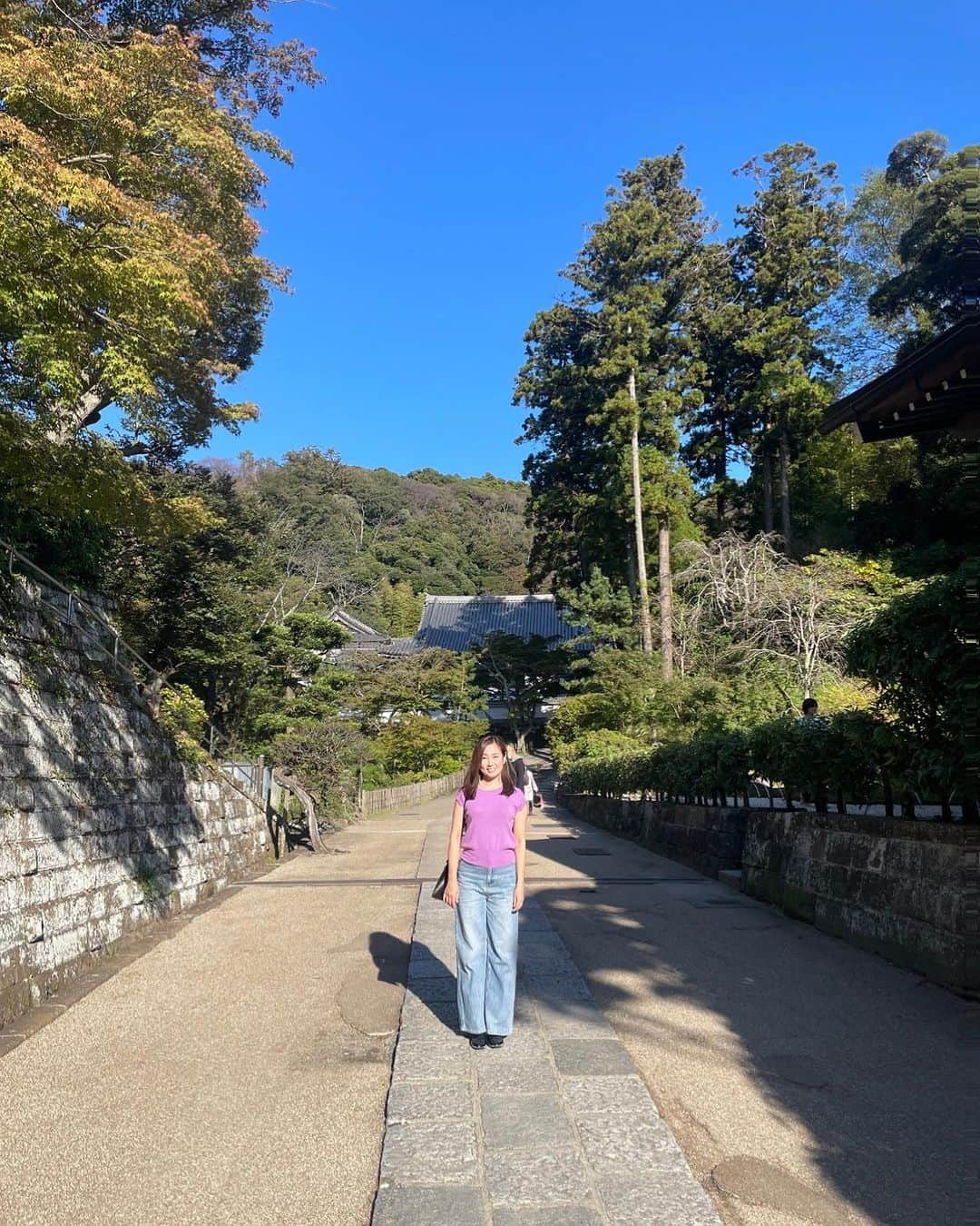 吉永愛さんのインスタグラム写真 - (吉永愛Instagram)「北条時宗が中国の高僧無学祖元を迎えて創建した禅宗寺院です。堂々たる山門が見どころですね！（2枚目） 有名な「舎利殿」は鎌倉唯一の国宝です。 〈年に1回のみ中が見れるそうです〉 美しい庭園を持つ方丈は中に上がることもできます。写経もできるそうです。 ちょっと急な💦階段上がると洪鐘があり、、 弁天堂茶屋は…お休みだった😂でも、御朱印は下でももらえました。見どころいっぱいの円覚寺でした。お天気も良くて気持ちが良かったです！ #円覚寺  #山門 #舎利殿 #洪鐘 #弁財天 #鎌倉 #観光スポット  #御朱印巡り #御朱印  #パワースポット #愛love御朱印⛩」11月10日 10時36分 - a.i.yy