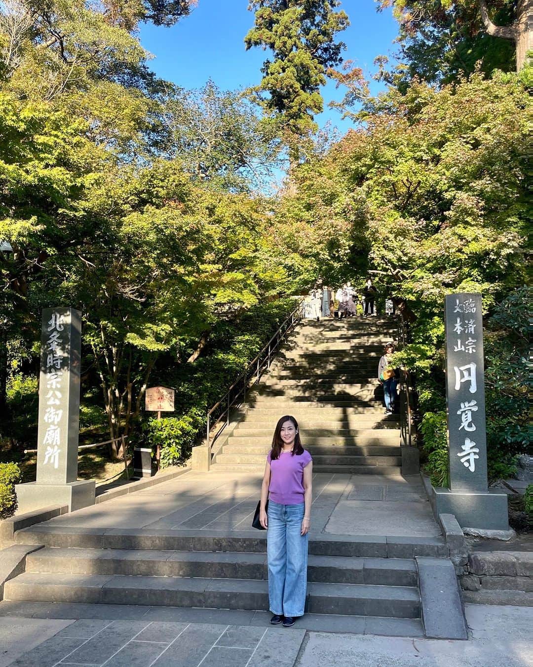 吉永愛さんのインスタグラム写真 - (吉永愛Instagram)「北条時宗が中国の高僧無学祖元を迎えて創建した禅宗寺院です。堂々たる山門が見どころですね！（2枚目） 有名な「舎利殿」は鎌倉唯一の国宝です。 〈年に1回のみ中が見れるそうです〉 美しい庭園を持つ方丈は中に上がることもできます。写経もできるそうです。 ちょっと急な💦階段上がると洪鐘があり、、 弁天堂茶屋は…お休みだった😂でも、御朱印は下でももらえました。見どころいっぱいの円覚寺でした。お天気も良くて気持ちが良かったです！ #円覚寺  #山門 #舎利殿 #洪鐘 #弁財天 #鎌倉 #観光スポット  #御朱印巡り #御朱印  #パワースポット #愛love御朱印⛩」11月10日 10時36分 - a.i.yy