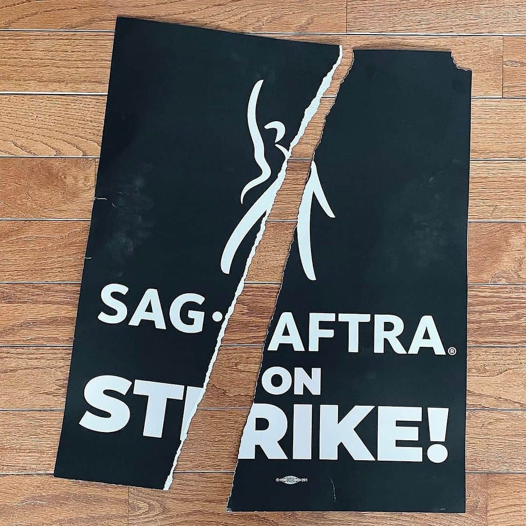 ケイティ・キャシディのインスタグラム：「THE END🖤 We did it!! Thank you to all of the brilliant and talented humans for your dedication and non-stop commitment throughout the strike. We achieved our goal. We are #SAGAFTRASTRONG @sagaftra」