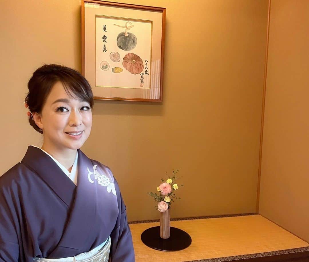 やすみりえさんのインスタグラム写真 - (やすみりえInstagram)「2001年から#宝塚市大使　を務めさせて頂いております😊  昨日は#宝塚温泉開湯800年  記念式典にお招き頂きました♨️  写真は 山﨑晴恵宝塚市長 と、 1991年〜 2003年まで宝塚市長を務められた正司泰一郎氏と撮って頂いた記念の一枚です😊ありがとうございます。  歴史を紐解けば、鎌倉時代の歌人藤原光経が、貞応2年（1223年）に宝塚にあった小林の湯を訪れ 《旅人の行き来の契り結ぶとも忘るな我を我も忘れじ》 と歌を詠んだ記録が残されています。  それにちなみ、この度の800年記念に向けて「繋ぐ」というお題で川柳を募り 市民の皆さまから沢山の作品を寄せて頂きました✨ 式典の中で表彰式も行いました。  式典会場となった #宝塚温泉ホテル若水  さんはお祝いの雰囲気にあふれ、華やかさいっぱい✨  関係者の皆さま、 改めまして開湯800年まことにおめでとうございました。  《歳月を繋いで今日も満ちる湯よ》りえ  #川柳#ことばの力#ことのは#575 #川柳コンテスト #宝塚#宝塚市#宝塚市イベント #懐かしい人にも会えた」11月10日 10時38分 - rie575kotonoha