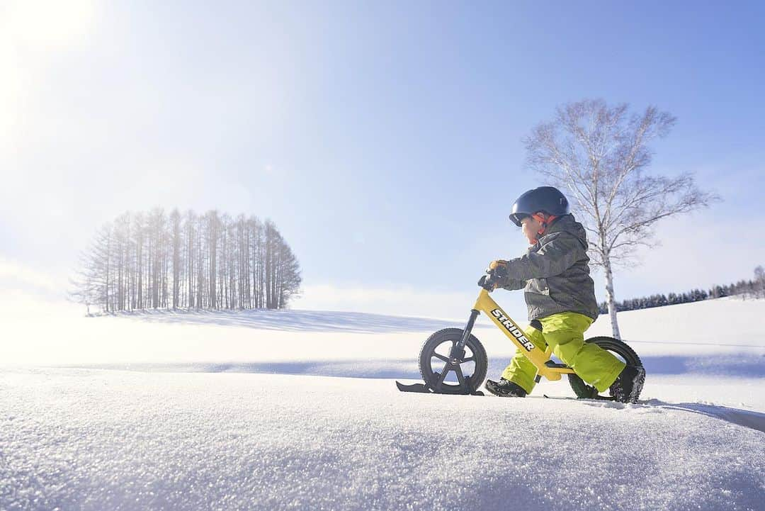 striderjapanのインスタグラム：「冬の冒険がはじまるよ スノーストライダーを持って出かけよう。  小さなお子さまでも簡単で気軽にウィンタースポーツが楽しめるストライダー専用のスキーアタッチメントで、新たな冬遊びを楽しみませんか？ ゲレンデに限らず、雪が積もった公園でも遊び放題です！  スキーやスノーボードに比べて操作が簡単で、ストライダーにまたがり、いつも走っている路面と同じように雪を蹴るだけ！  特設サイト https://www.strider.jp/funevent/snow/  #スノーストライダー #ストライダー #ストライダーに乗ろう #strider」