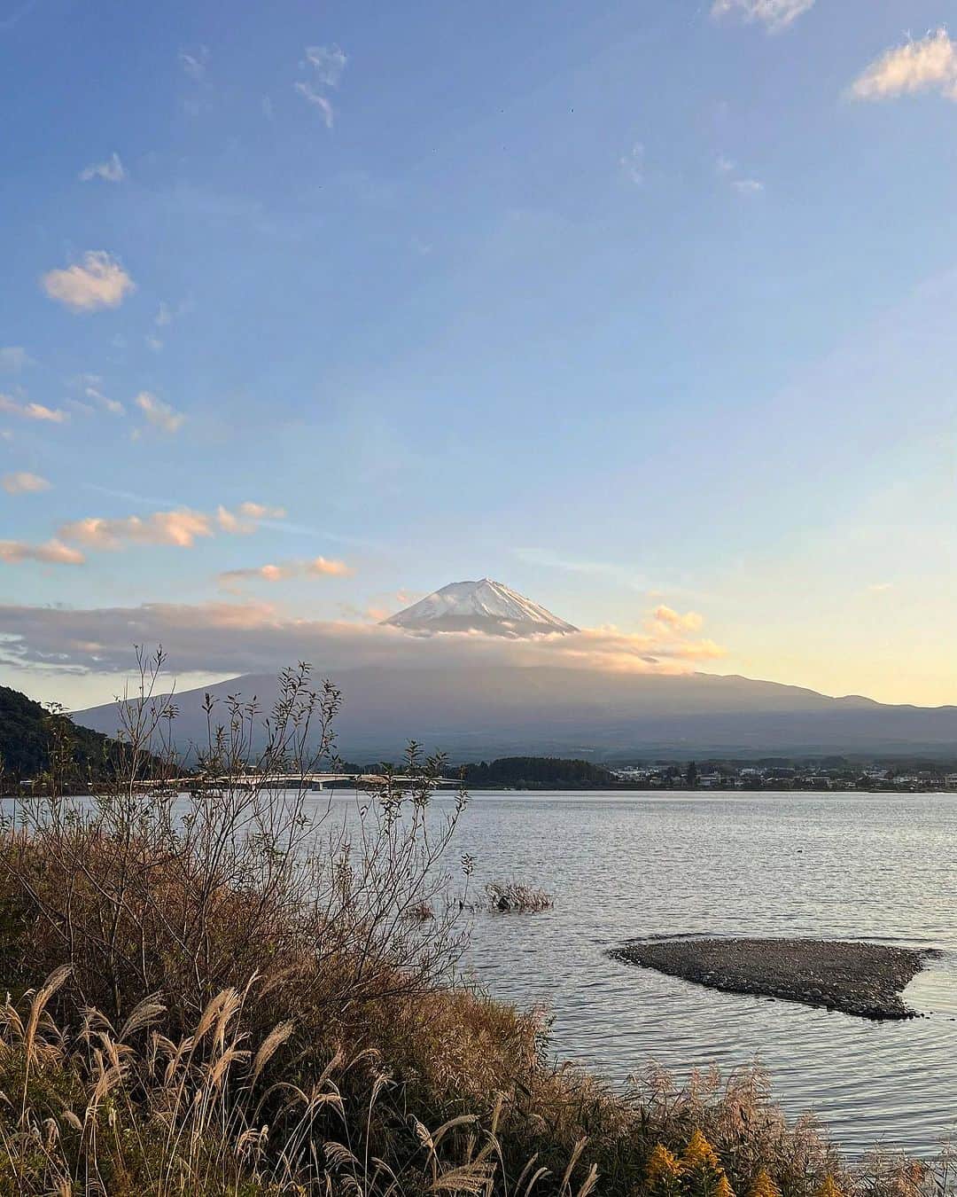 川島幸美のインスタグラム：「先日の写真消えてしまい再投稿😂  どの瞬間を切り取っても雄大で豊かな富士山🏔 移りゆく季節を感じながら、 刻々と変化する美しい空眺めてた...✨」