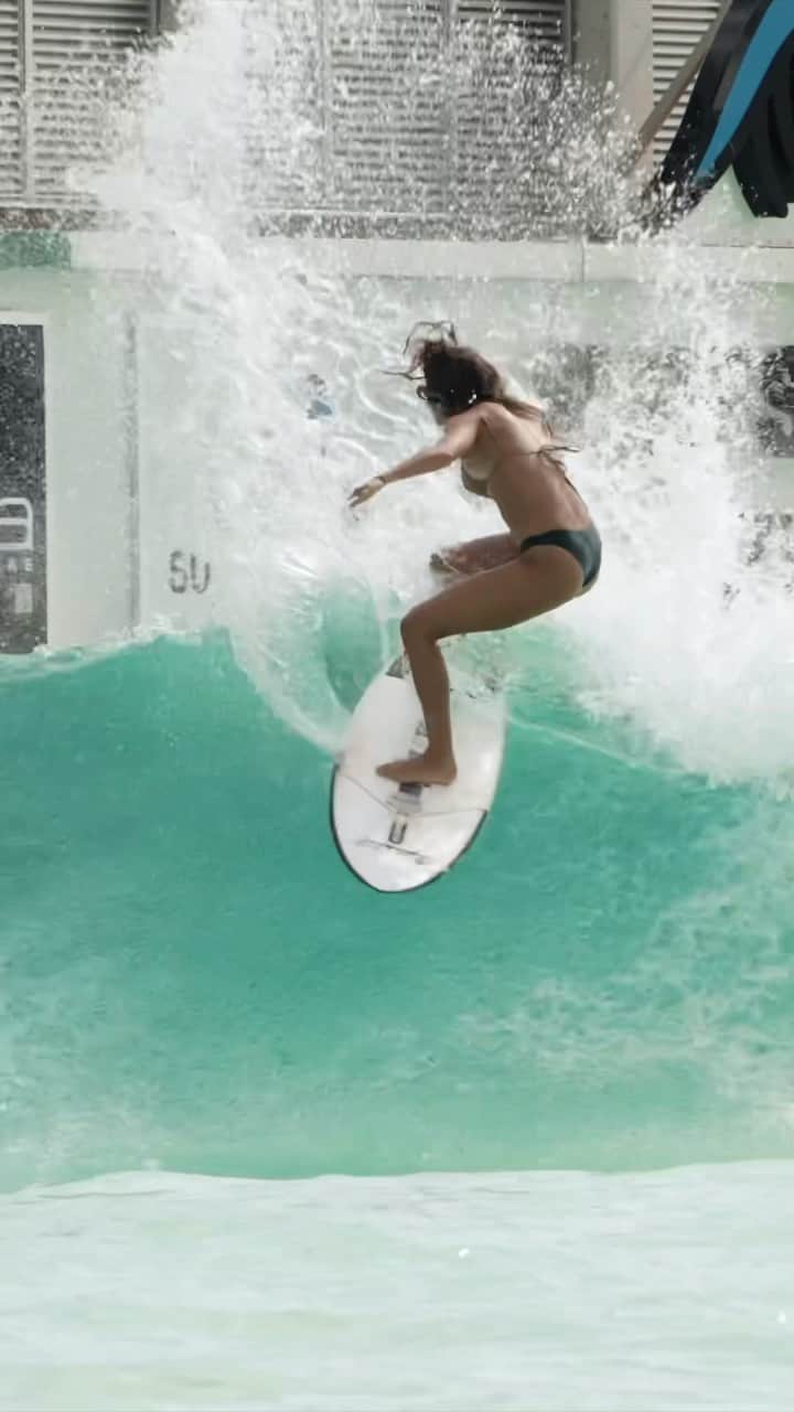 ブリアナ・コープのインスタグラム：「My FLOW STATE🏄‍♀️🫶🙂   #surf #waves #travel #fun」