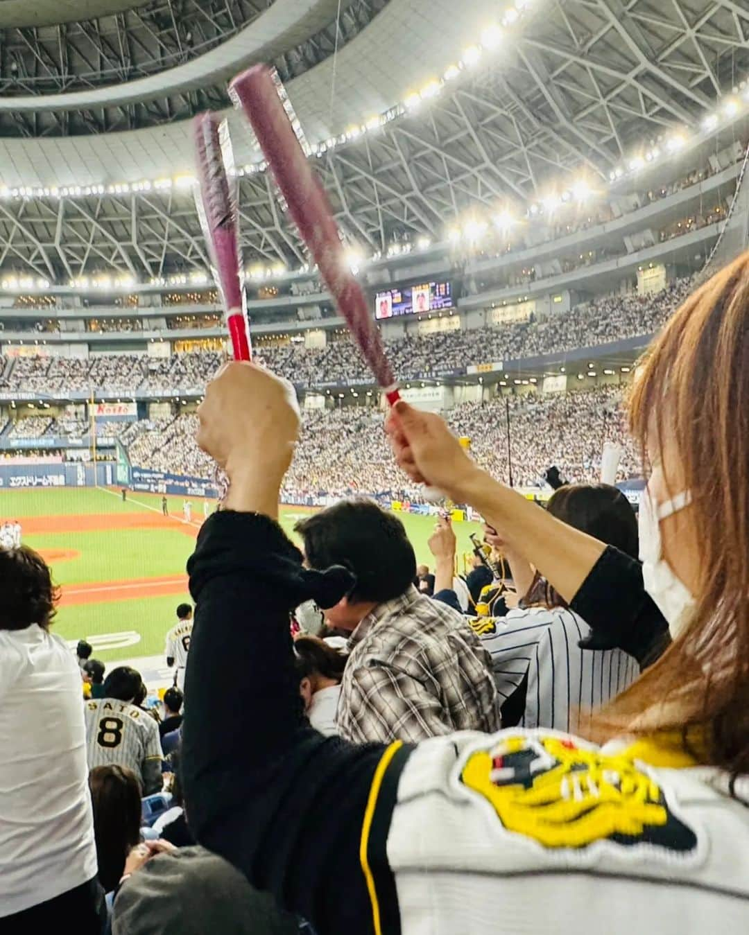 川原ちかよさんのインスタグラム写真 - (川原ちかよInstagram)「阪神タイガース🐯が38年ぶりに日本一になった日④  翌日、Number Webでおもしろい記事を読みました。 「阪神ファンは点が入った瞬間にハイタッチをし、 ガッツポーズの応酬をしている。 ためらいが全くない」と。 オリックスやヤクルトなどだと、 一瞬のためらいが生じるけれど 、阪神ファンにはないと。 記者さんが思うに、それは阪神ファンは 生まれついての阪神ファンが多く、 知らない者同士でもユニフォームを着ていると即座に仲間意識が生まれるけど、 オリックスファンは、元は近鉄だったり、 イチローがいたブルーウェーブだったり、 今のオリ姫たちだったり。 出自がいろいろなので、価値観も同じとは限らない、一瞬のためらいが生じるのでは、と。 (Number web読んでみてー)  なるほどーーと思いました。 私は、ほんまに何のためらいもないし、 帰りだって、最寄り駅まで一緒だった数人の人たちと、 「お疲れさまー！おめでとう！やったね！」 としっかりアイコンタクトをしてました(笑) 球場ではもちろんのこと！ パインアレ🍍配りまくって、すぐなくなった(笑)  後ろの男の子たちは、ずっと全力で声出してて、 ノイジーのスリーランですっかり枯れてしまいました(笑) 聞くと、まだ19歳！！ その隣にいた男性は、当時2歳と1歳だったそう。  えっ。この数名のエリアとは言え、 私、最年長やん。こわっ😱  でも、そんなこと関係なく、 後ろの席と前の前の席ぐらいまでの人たちと、 ハイタッチ、ガッツポーズの応酬をしまくりました。  子供の頃から、ずっとそう。 甲子園でも神宮球場でも。 でも、日本シリーズで、 日本一になる試合でとなると、 これまでとは違う気がしました。 明らかにいつもより、濃かったと思います(笑)  #阪神タイガース #日本シリーズ #阪神ファン #アレのアレ」11月10日 10時49分 - chikayo_baby