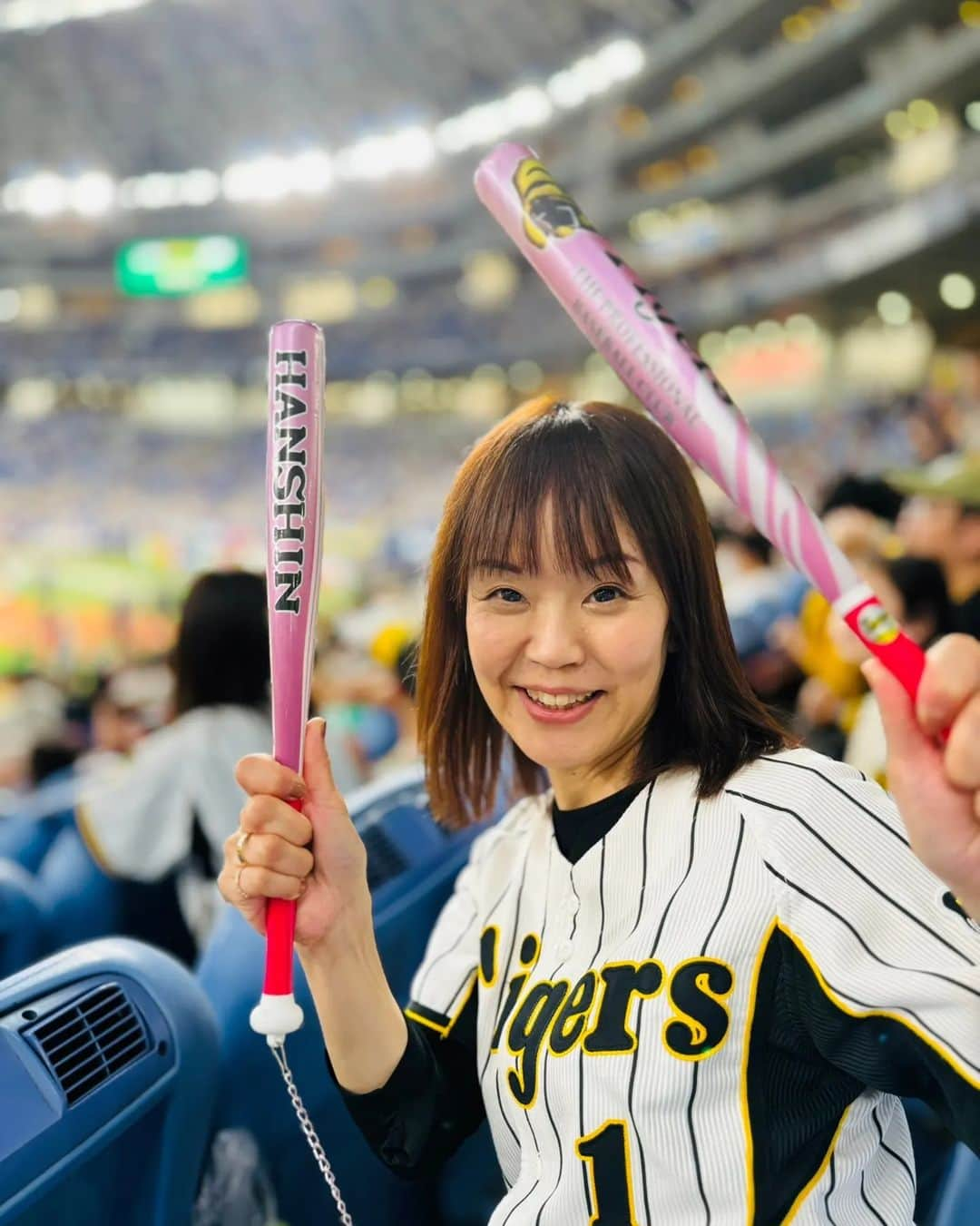 川原ちかよさんのインスタグラム写真 - (川原ちかよInstagram)「阪神タイガース🐯が38年ぶりに日本一になった日④  翌日、Number Webでおもしろい記事を読みました。 「阪神ファンは点が入った瞬間にハイタッチをし、 ガッツポーズの応酬をしている。 ためらいが全くない」と。 オリックスやヤクルトなどだと、 一瞬のためらいが生じるけれど 、阪神ファンにはないと。 記者さんが思うに、それは阪神ファンは 生まれついての阪神ファンが多く、 知らない者同士でもユニフォームを着ていると即座に仲間意識が生まれるけど、 オリックスファンは、元は近鉄だったり、 イチローがいたブルーウェーブだったり、 今のオリ姫たちだったり。 出自がいろいろなので、価値観も同じとは限らない、一瞬のためらいが生じるのでは、と。 (Number web読んでみてー)  なるほどーーと思いました。 私は、ほんまに何のためらいもないし、 帰りだって、最寄り駅まで一緒だった数人の人たちと、 「お疲れさまー！おめでとう！やったね！」 としっかりアイコンタクトをしてました(笑) 球場ではもちろんのこと！ パインアレ🍍配りまくって、すぐなくなった(笑)  後ろの男の子たちは、ずっと全力で声出してて、 ノイジーのスリーランですっかり枯れてしまいました(笑) 聞くと、まだ19歳！！ その隣にいた男性は、当時2歳と1歳だったそう。  えっ。この数名のエリアとは言え、 私、最年長やん。こわっ😱  でも、そんなこと関係なく、 後ろの席と前の前の席ぐらいまでの人たちと、 ハイタッチ、ガッツポーズの応酬をしまくりました。  子供の頃から、ずっとそう。 甲子園でも神宮球場でも。 でも、日本シリーズで、 日本一になる試合でとなると、 これまでとは違う気がしました。 明らかにいつもより、濃かったと思います(笑)  #阪神タイガース #日本シリーズ #阪神ファン #アレのアレ」11月10日 10時49分 - chikayo_baby