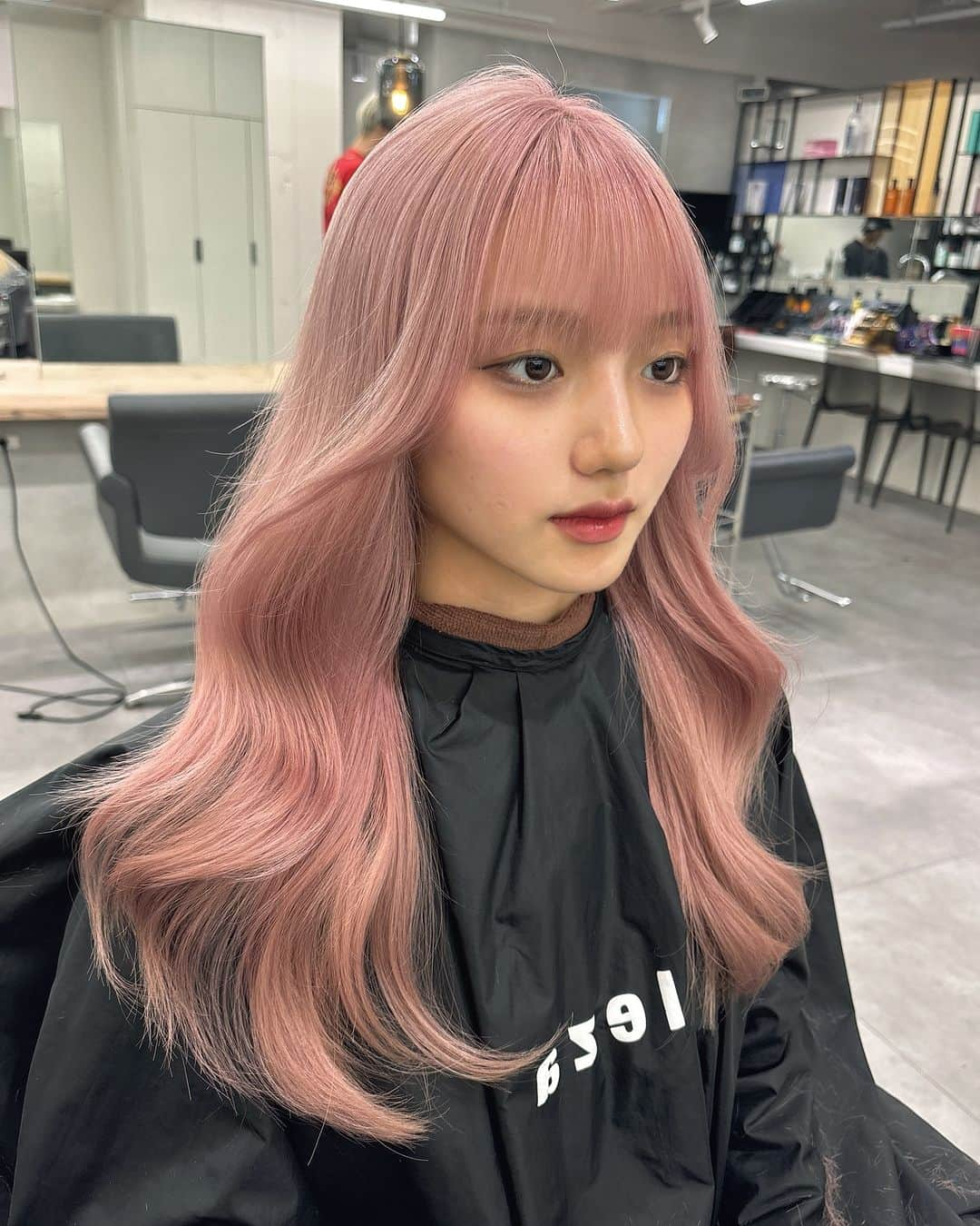 Beleza_official_instagramのインスタグラム：「𝒘𝒉𝒊𝒕𝒆 𝒑𝒊𝒏𝒌 × 𝒍𝒂𝒚𝒆𝒓𝒅 𝒄𝒖𝒕🤍 今期のtrend hair♡ ハイトーンも艶感がマスト✔️  お肌がきれいに盛れるhair colorに、 #ざくざくレイヤー をたっぷりいれて ストレートでもワンカールでも上質盛れ🖤  ✔️【emi指名限定】カット+ハイブリーチカラー+内部補修トリートメント  ブリーチベースの方は ✔️【emi指名限定】カット+Wカラー+内部補修トリートメント  .  ※お客さま一人一人の髪質や今までのカラーの履歴などによって、一度のご来店でできる明るさ、透明感の度合いは変わってきます。  ご予約はプロフィールに記載のURLホットペッパーから 初回は髪の履歴や状態によりお時間が長くかかる可能性がありますのでハイブリーチメニューでのご予約がオススメです❕  ブリーチはだれを任せるかで仕上がりも、今後の髪の状態もとっても差がでる技術です ハイクオリティなヘア是非お任せください🎀  来店時にケアの方法もたっぷり お伝えします♡ ダメージレスでムラのない艶ハイトーン一緒に育てていきましょう🌙  #ヘアカラートレンド#ブロンド#ハイトーンピンク#ピンクカラー#ハイトーンミルクティー#グレージュカラー#ミルクティーカラー#ピンクミルクティー#ミルクティーベージュ#ブロンドヘアー#ブロンドカラー#ピンクベージュ#ピンクブロンド#抜きっぱなし#抜きっぱなしブロンド #ミルクティーブロンド #emi_special#カシスカラー #チェリーピンク #レッドカラー #ワインレッド #顔まわりカット #顔まわりレイヤー #フェイスレイヤー#ブルーブラック#暗髪ロング#韓国ヘア#ワンホンレイヤー#韓国風レイヤー」