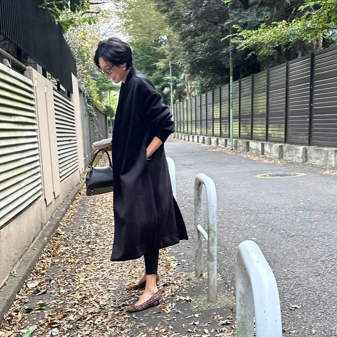 田丸麻紀のインスタグラム：「今日は長男を 耳鼻科と眼科に。  朝一番に出発 朝は少しひんやり  長男🦕が 撮影してくれた 写真の中の私は  眠たそうですが 嬉しそうでもある。^ ^  今日は セブンイレブンのカフェ・オ・レが飲みたくて  クリニック🏥前に セブンイレブンへ　🖤🖤🖤  今日の打ち合わせと 次男🦖のピックアップは長男🦕同伴になりそうだ。  バッグ　@sacaiofficial   ブラックセットアップ　@ade_tamarumaki   shoes @pellico_japan   アウター　@ade_tamarumaki   #makiswardrobe  #ade  #ワンマイルウェアセットアップ #ニットガウンコート」