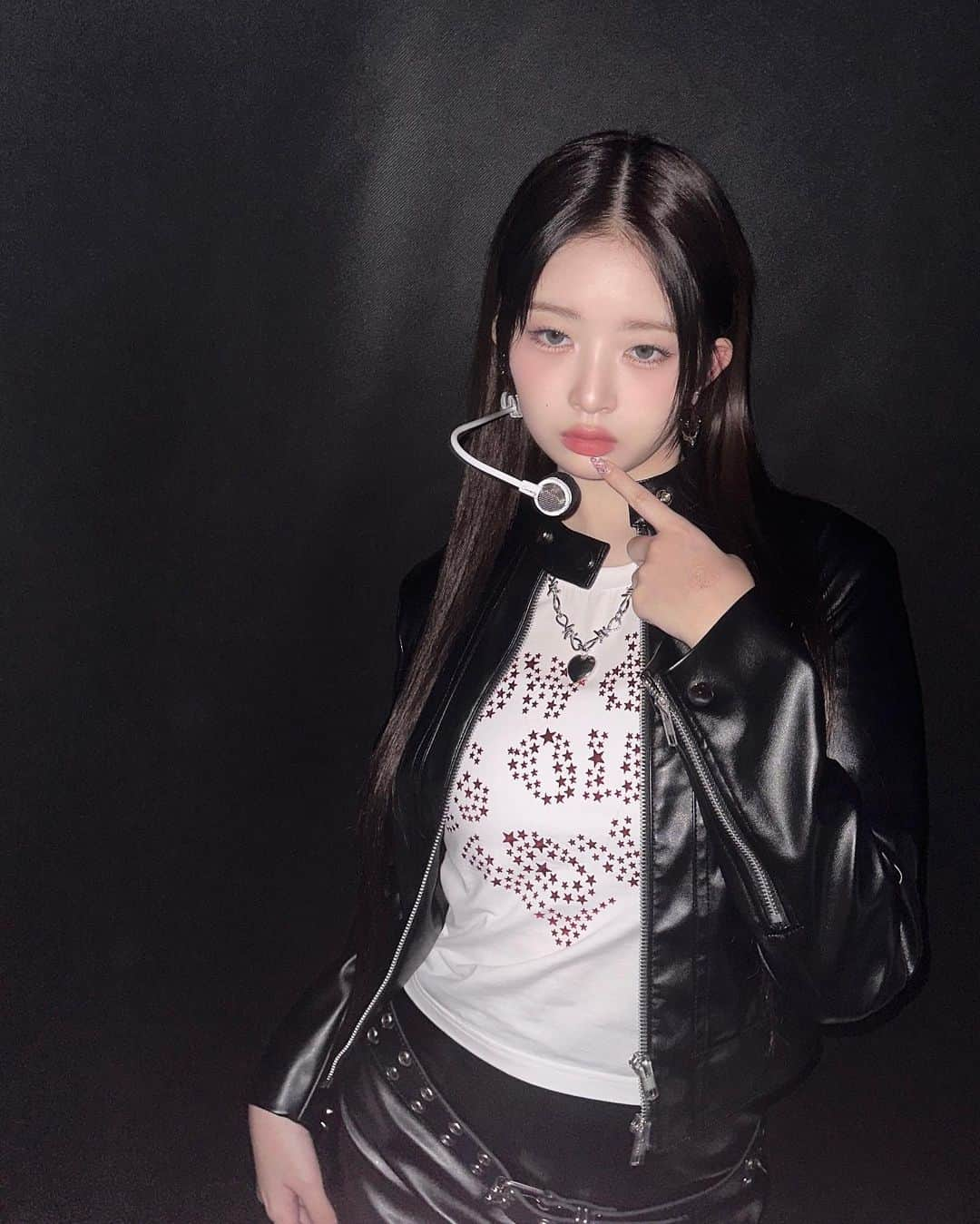 IVEのインスタグラム：「I'm a bad girl🖤  #IVE #아이브 #アイヴ #REI #레이 #レイ」