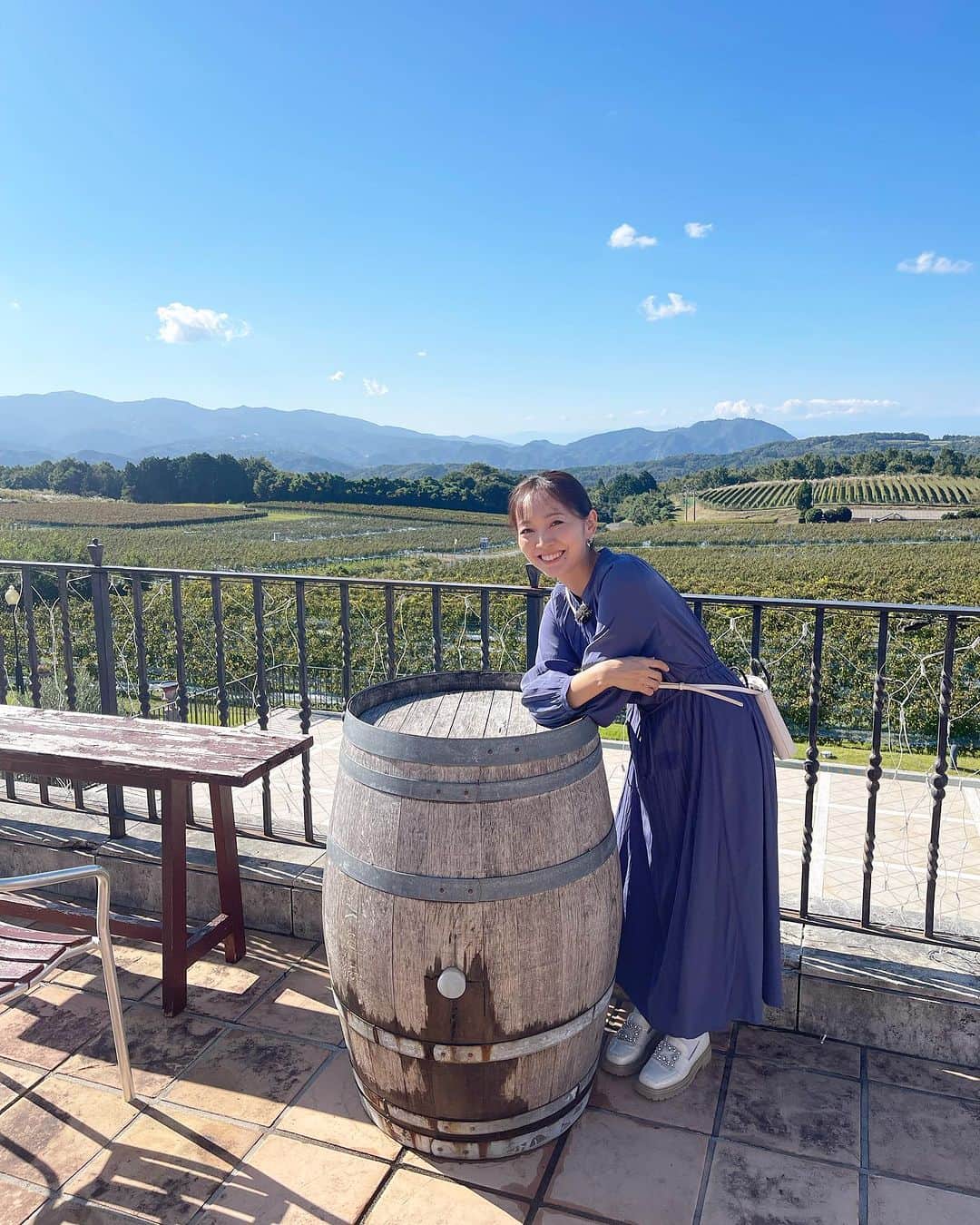 荒木麻里子のインスタグラム：「今月の @syumatsu_sanpo はワイン特集です！🍷 大好きなワインがお仕事で飲めるなんて、幸せ過ぎました♡ . 今日のトコチャンワイドでご紹介するのは中伊豆ワイナリー。 プライベートでも何度も訪れた場所です。 まるで海外にきたかのような広大な敷地と大自然。 歴史を知ると、伊豆でワインを造ることの難しさが書かれており 苦労の上に極上のワインがあるのかと有り難く頂きました🙏 . グランピング施設もあり、特別な日に訪れたい場所です⛺️ . . @nakaizu.wineryhills  #中伊豆ワイナリー #中伊豆ワイナリーヒルズ #ワイン好きな人と繋がりたい」