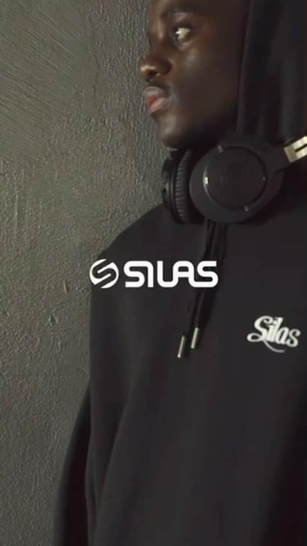 サイラスのインスタグラム：「【SILAS 2023 FALL COLLECTION】 ☑SCRIPT BASIC WIDE HOODIE SILAS M,L,XL￥29,700  ☑ CARGO PANTS SILAS M,L,XL￥15,400 ⁡  WEBSTORE calif ZOZOTOWN SILAS取り扱い店舗にて発売中。 ⁡ #silas #silasandmaria #サイラス #ストリート#ロンドンストリート #ストリートファッション #メンズファッション #新作」