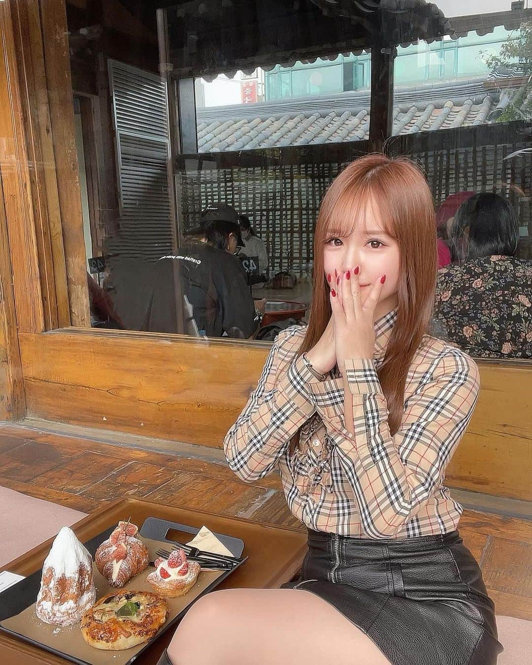 あだちまみのインスタグラム：「. 韓国の大人気のベーカリーカフェ onion🍞  めっちゃ美味しかったここのパン🥐  甘さ控えで結構いっぱい食べれた！ 少し並ぶけど韓国いくなら おすすめのスポットだよん✨  場所は安国にあります📍  #本日のコーデ#outfit #ポートレート#撮影 #撮影モデル#関西被写体#インフルエンサー #ビジネス#副業#事業#女性企業#美容 #ビジョビ#ビジョスタ#女性経営者 #韓国カフェ#韓国#onion韓国#韓国女子旅」