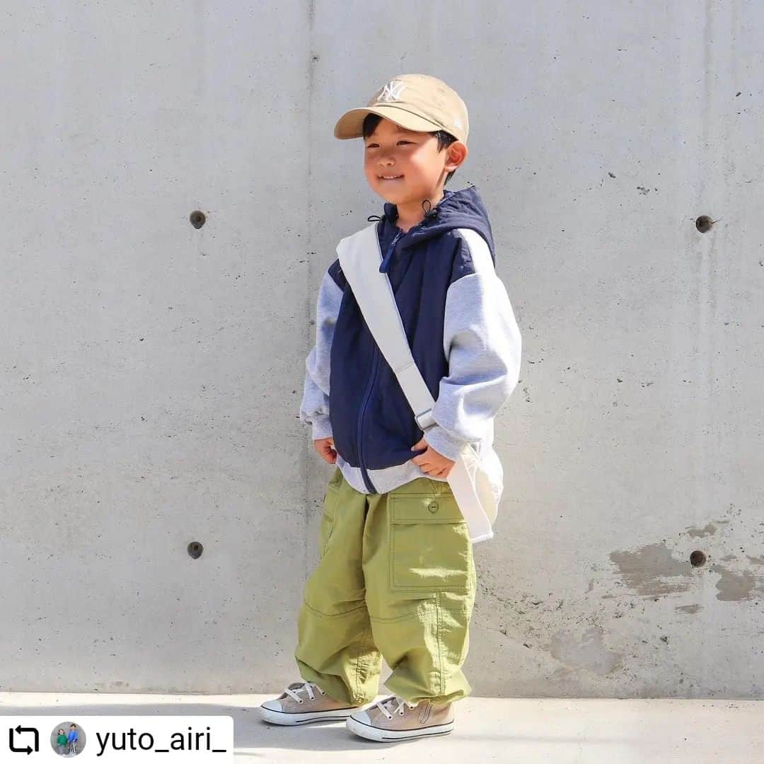 ikkaさんのインスタグラム写真 - (ikkaInstagram)「@yuto_airi_ さん🎉 素敵な投稿ありがとうございます🤩  #Repost @yuto_airi_ with @let.repost  • • • • • • #コーデ記録   @ikka_official   ブロックスジップパーカー着回しコーデ。  ジップを開けても閉めてもおしゃれに着こなせるitemです。  ライトアウターなので、今の時期から使えちゃいますよ💕  ✎𓈒𓂂𓏸⧉ 【親子おそろい】ブロックスジップパーカー 　　　size 120〜160   color ネイビー/ブラック 　　　▹108㎝/ネイビー/120size着用  cap @globalwork_official  jacket @ikka_official  pants @lowrysfarmkids_official  shoes @abcmart_kids  bag @apres_mignon   #pr   #5歳 #wear更新 #男の子コーデ #キッズコーデ #キッズコーデ男の子 #むすこーで #むすこふく #ikka #ママライフカメラ #cruzキッズ #jflおしゃれキッズ #おしゃれさんと繋がりたい」11月10日 11時03分 - ikka_official