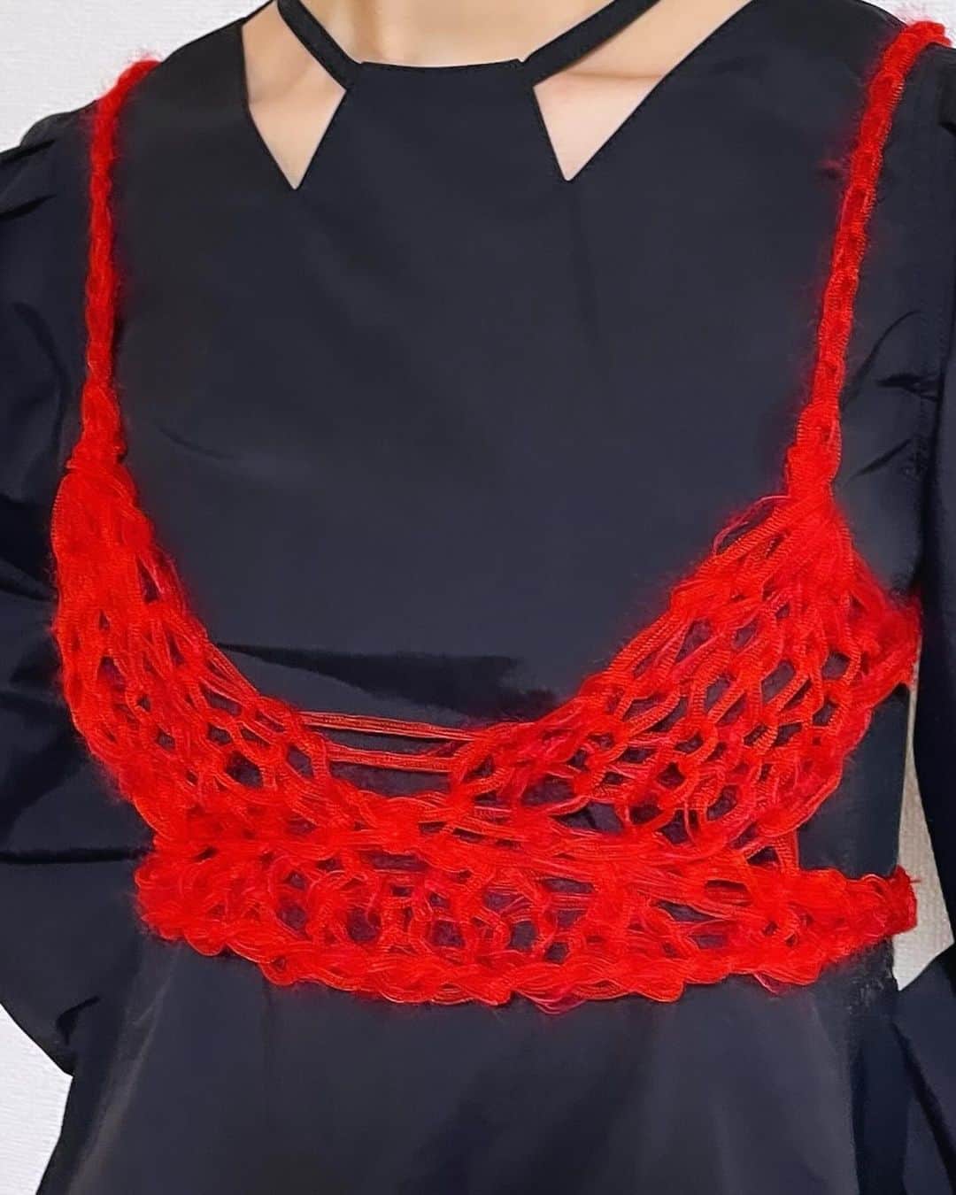 マラミュートさんのインスタグラム写真 - (マラミュートInstagram)「23AW red flower hand knit bustier ⛽️ #odakha #handknit  #red」11月10日 11時04分 - odakha_official