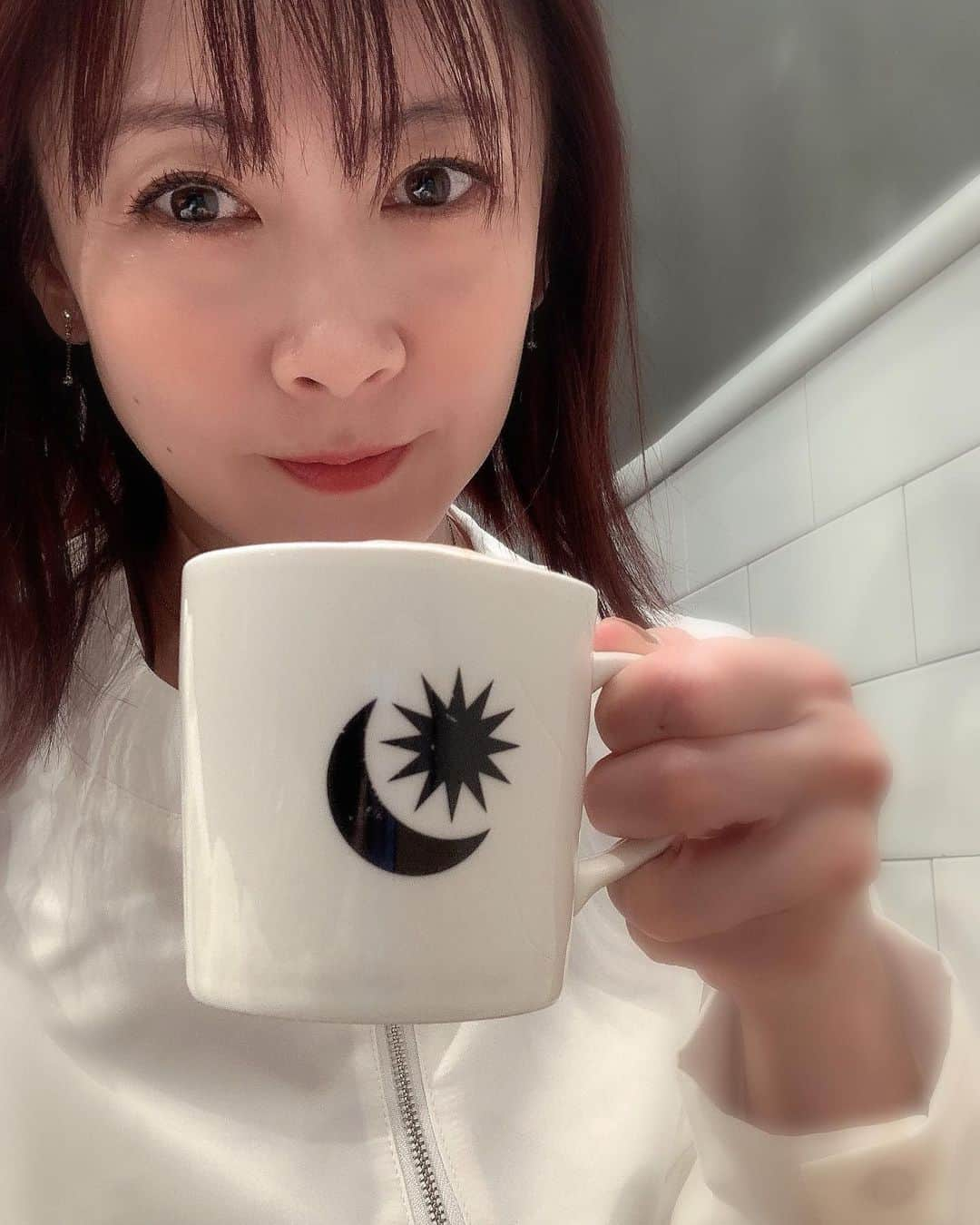 美郷あきさんのインスタグラム写真 - (美郷あきInstagram)「ブレイクタイム  カプチーノいただきます☕️🫧🫧🫧  #ひとり時間 #ブレイクタイム #blaketime  #pronto」11月10日 11時05分 - misatoaki