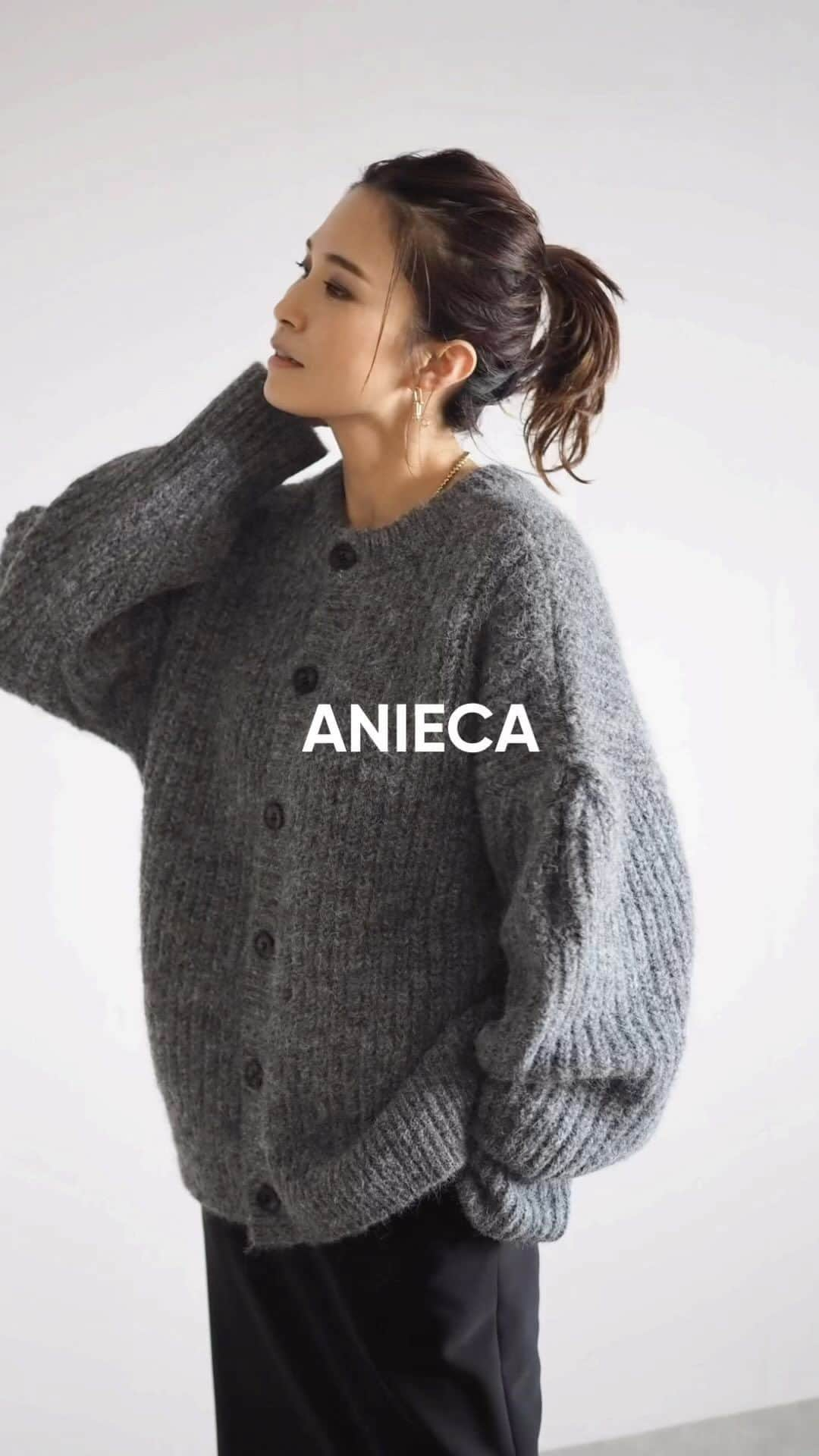 斎藤寛子のインスタグラム：「ANIECA @anieca_official   本日11/10(金)20時から発売の スリーブタック２way ニット🧶  前後どちらも着れて、カーディガンにもなるニット。  ブカっと着ても暖かい。 寒い冬を迎える準備しましょ⛄️♡  11/10(fri)20:00〜販売START🚩  #anieca #ニット」