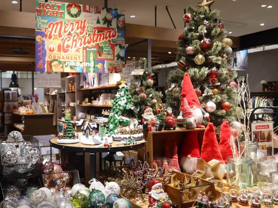 LECT レクトさんのインスタグラム写真 - (LECT レクトInstagram)「少しずつクリスマスへ。 . 2F niko and…ではノスタルジックなツリーやオーナメント、リースなどお家クリスマスを彩るアイテムが豊富です。可愛らしいサンタの妖精“トムテ”も登場！ お家に招いて、クリスマスを彩ってくれること間違いなしです！ . . #lect #レクト #nikoand #ニコアンド #christmas #クリスマス #holidaycollection #ホリデーコレクション #クリスマスツリー #クリスマスグッズ #クリスマス準備 #インテリア雑貨 #雑貨 #広島市 #広島」11月10日 11時06分 - lect_hiroshima