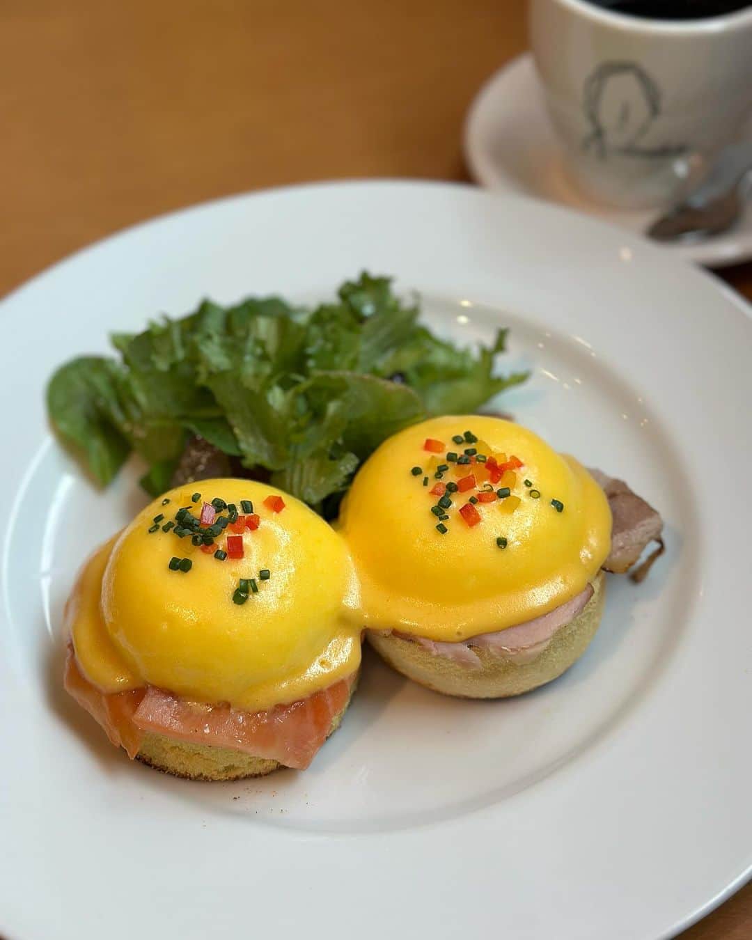 西村麻衣さんのインスタグラム写真 - (西村麻衣Instagram)「東京に生徒と行くと、何を食べようかなぁ？何処に連れて行こうかなぁ？と、毎回ワクワクします❤️  今回の遠征では、朝食にエッグベネディクト🥚 夜は韓国料理🥘  みんなでワイワイ話しながら、食べるご飯はとっても美味しくて、幸せな時間です🩵  #LEAD #東京　#遠征」11月10日 11時13分 - maikey1006