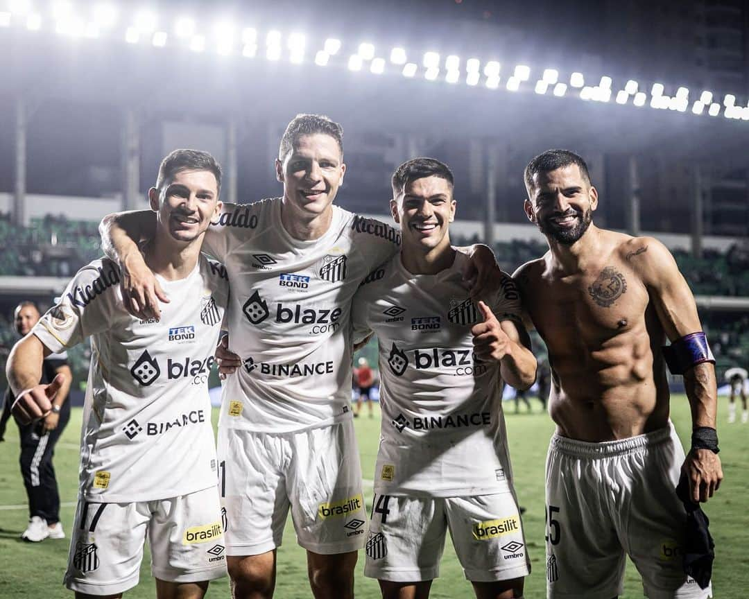 トマス・リンコンさんのインスタグラム写真 - (トマス・リンコンInstagram)「Full-time Goiás vs Santos 0-1. ⚪️⚫️  Muito orgulhoso do meu time, desse espírito de luta e de não desistir. VITÓRIA NA RAÇA 🫡」11月10日 11時15分 - tomasrincon8