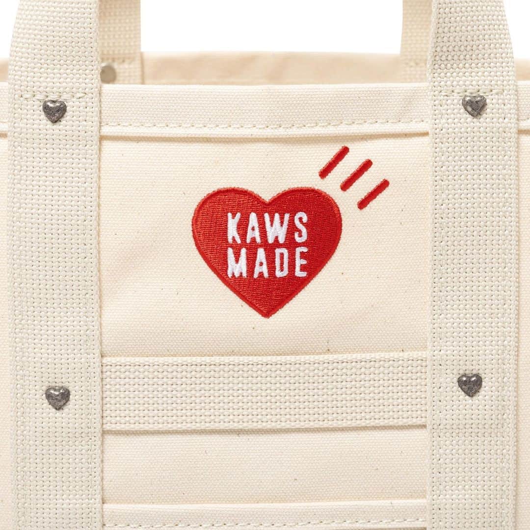 HUMAN MADEさんのインスタグラム写真 - (HUMAN MADEInstagram)「“KAWS MADE TOTE BAG LARGE #1” will be available at 11th November 11:00 am (JST) at Human Made Online Store. This item will also be available at HUMAN MADE New York pop-up store on the same day.  11月11日AM11時より、”KAWS MADE TOTE BAG LARGE #1” が HUMAN MADE のオンラインストアにて発売となります。 また、同日からニューヨークにて期間限定でオープンする、ポップアップストアでも発売いたします。  *For more details of New York pop-up store, please go to https://humanmade.jp/blogs/news ※ポップアップショップの詳細はHUMAN MADE公式WebサイトのNEWSページよりご確認ください。  アーティストKAWSとのコラボレーションアイテム。トラのアニマルグラフィックが大胆に施された、キャンバス地のラージトートバッグ。逆サイドにはスペシャルなハートロゴがあしらわれています。  Made in collaboration with artist KAWS. Large canvas tote bag adorned with a bold tiger graphic. A special heart logo can be found on the back.」11月10日 11時26分 - humanmade