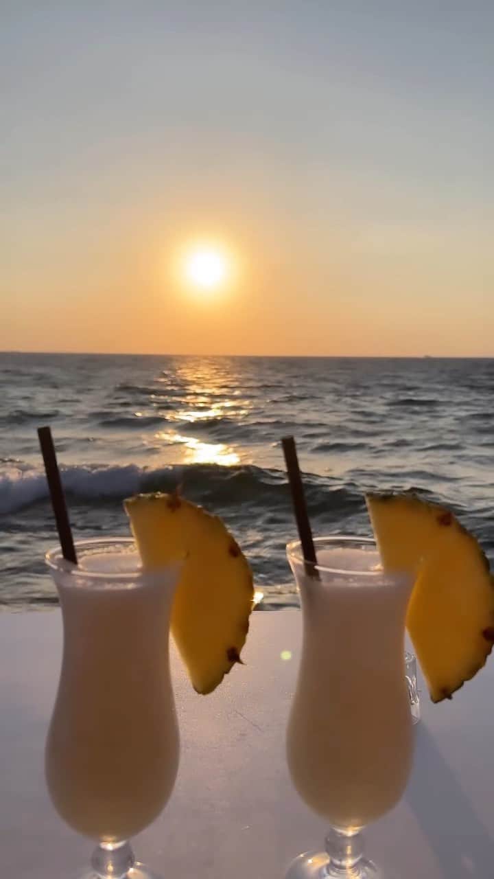REONAのインスタグラム：「Just the two of us🍹🍹」
