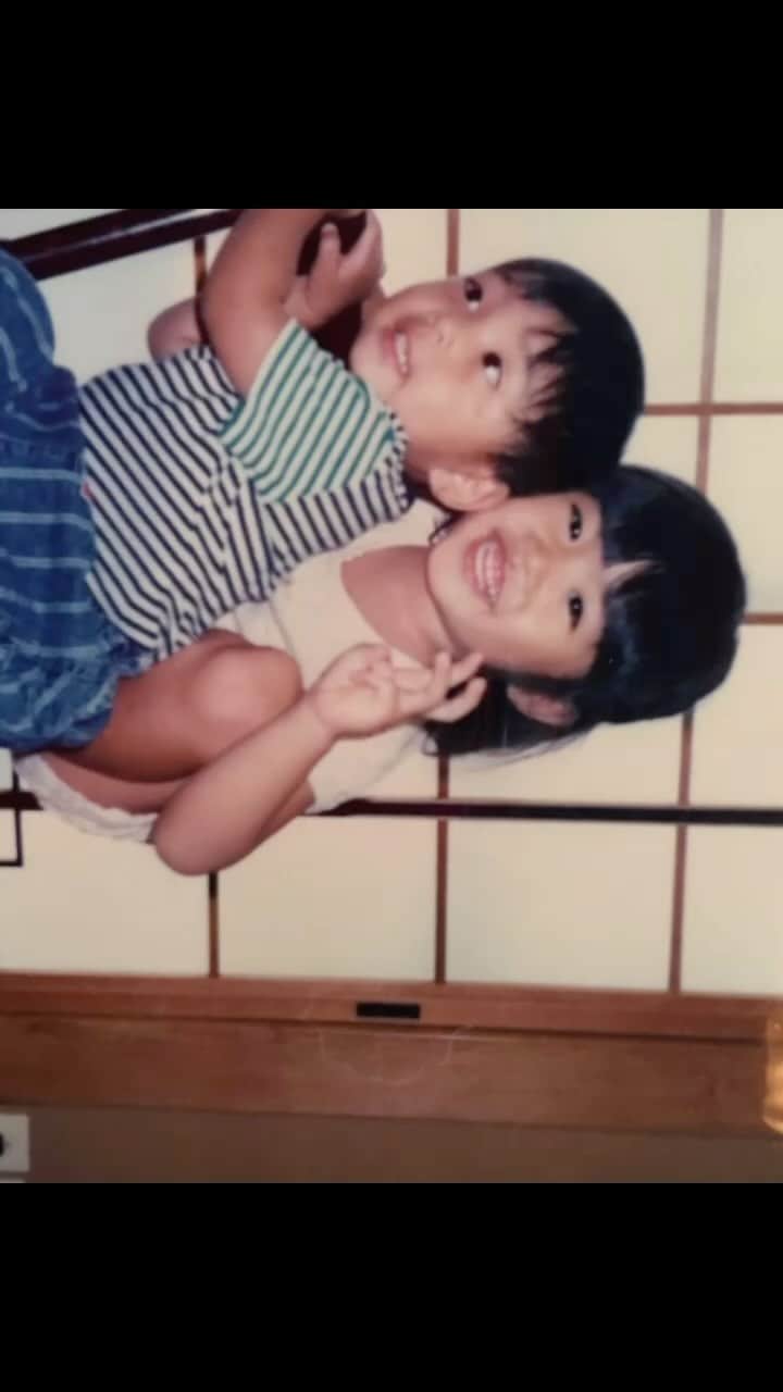 久保杏奈のインスタグラム：「my childhood photos☺️❤️  子供の頃の写真😘 娘に似てるかな？  昔は私よりも弟の方が可愛かった❣️😂」