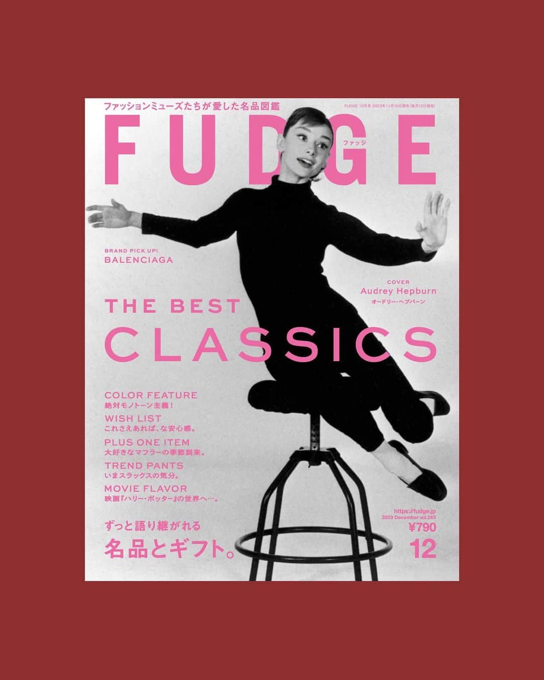 FUDGEのインスタグラム：「‣ ‣ ‣本日発売！『FUDGE』2023年12月号は『 THE BEST CLASSICS ずっと語り継がれる名品とギフト。 』特集 大切なひとにギフトを贈ろう。  【 Eternal Icons Loved by Celebrities あの人が愛した名品 】  あったかいコーヒーを飲みながらふと思う。“自分のスタイル”ってなんだろう？きっとそれは可愛いとか心地よいとか、いろんなものを超越した”好き”という想いから生まれるんじゃないかしら？モデルや女優が愛した名品には、エターナルな”好き”が詰まってると思うの。  【 TASTE THE JOY！ おいしいお取り寄せ 】 2023年も残りわずか。今年もいろいろあったよね。おいしいものを食べながら、みんなで1年を振り返ろう。おもたせにぴったりな全国のおいしいものを持ち寄って、素敵な笑顔で新年を迎えようじゃあ〜りませんか！  【 WINTER BLACK 冬も黒が好き 】 お洒落したい日も、ラクしたい日も、結局いつも手に取るのは黒なのだ。モードになりすぎないよう注意しながら、キャッチーに、愛嬌たっぷりに冬の黒を楽しもう。  【 WISH LIST いいものカタログ 】  2023年もあと少し！ずっと使い続けたいもの、買い替えながら使いたいもの、そんなあれこれを集めた「いいものカタログ」ができました。今年はコレで締めくくりましょう。  【 Hndsome girl’s favorites are TIES and SLACKS ハンサムガールはネクタイとスラックスがお好き 】 憧れはいつか観た映画の主人公、アニー・ホール。ネクタイとスラックスを相棒に、今日もハンサムガールを気取ります。凛としていてカッコいい、だけどレディなマインドも忘れないそんな素敵な女性になりたいのです。  【 WELCOME！SCRF！ ぐるぐるしない？ 】 本格的に冷えてきたし、ぐるりぐるりとマフラーを巻こう。差し色だったり、クラシカルな柄だったり、2WAYだったり……、それでいてあったかくて可愛いやつ！だって、お洒落に寒さと向き合いたいじゃん？  【 With you, Winter Night Out 夜のお出かけと、メイクアップ 】 楽しい予定がたくさん詰まった、冬の夜。 スタイル別にポイントをぐっと絞ったメイクアップでお出かけ姿をブラッシュアップ。ヘアメイク・大西あけみさんによる解説付きでお届けします。  - - - - - - - - - - - - - - - 全国の書店、コンビニ、webで人気販売中です！◎ ぜひ最新号をゲットして @fudge_magazine をタグ付けしてくださいね！  《FUDGEの他のアカウントも更新中》 ⌎men'sFUDGE @mensfudge ⌎snap @fudge_snap ⌎online store @fudge_online_store ⌎friend @fudge_friend ⌎coffee @fudge_coffee  #fudge #ファッジ #fudge_magazine #洋服好きな人と繋がりたい #服好き #おしゃれ女子 #おしゃれ好き #お洒落好き #お洒落女子 #ニットコーデ #セーター #ジーンズ #デニムコーデ #靴 #トップス #コーディネート #カジュアルコーデ #秋コーデ #秋冬コーデ #冬コーデ」