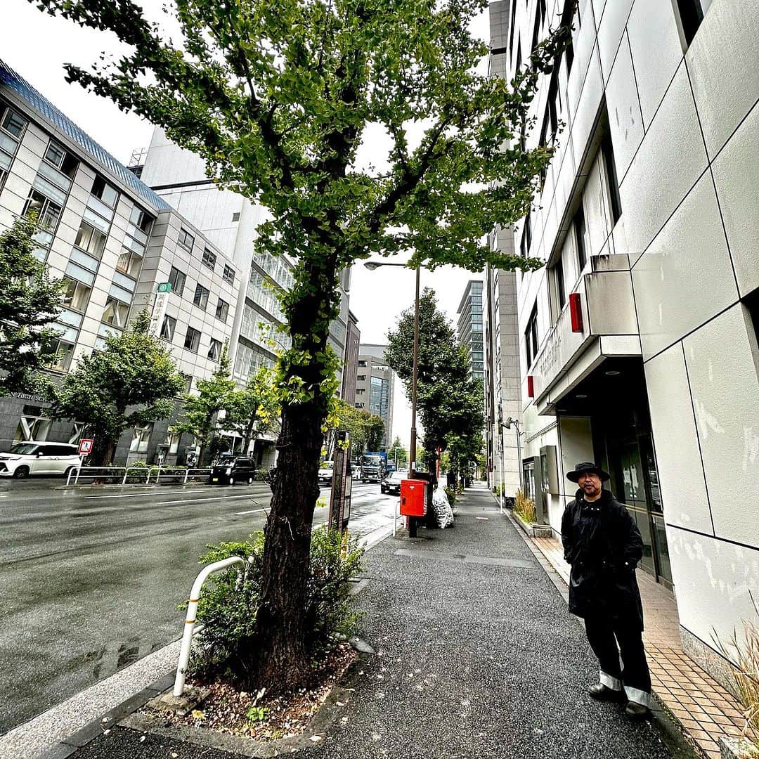 武井義明のインスタグラム：「weeksdaysで販売したMOJITOの撥水コート、今日のような天気を待ってました！　帽子はノースフェイスのレインハット、シューズはブランドストーンでやっぱり撥水。JWMのデニムは濡れちゃいますけど。」