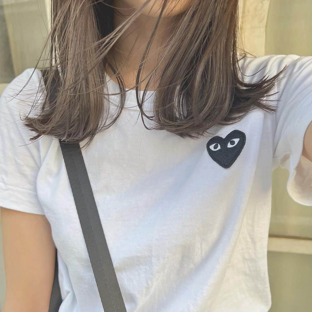 兼井遼のインスタグラム：「オリーブグレージュ＊  柔らかくほつれるヘア😌  ツヤのある 暗くても透明のある カラーならお任せください☺️  11月のご予約も まだまだお取りできます🙇🏻  ご質問などは コメントにてお問い合わせください！😌  #ケアカラー  #ヘアアレンジ  #ケアダブルカラー  #巻き方  #髪質改善カラー  #イルミナカラー  #ミルクティーベージュ #グレージュ  #ケアブリーチ  #ハイライトカラー  #ハイトーンカラー  #ブリーチ  #ダブルカラー   #インナーカラー  #オリーブアッシュ  #グラデーションカラー  #グレージュカラー  #ツヤトーン  #パーマ  #艶髪  #外国人風  #髪質改善トリートメント  #くびれヘア  #シースルーバング  #髪質改善  #ラベンダーグレージュ  #オリーブグレージュ  #トリートメント  #ヘアアクセサリー　#インナーハイライト」
