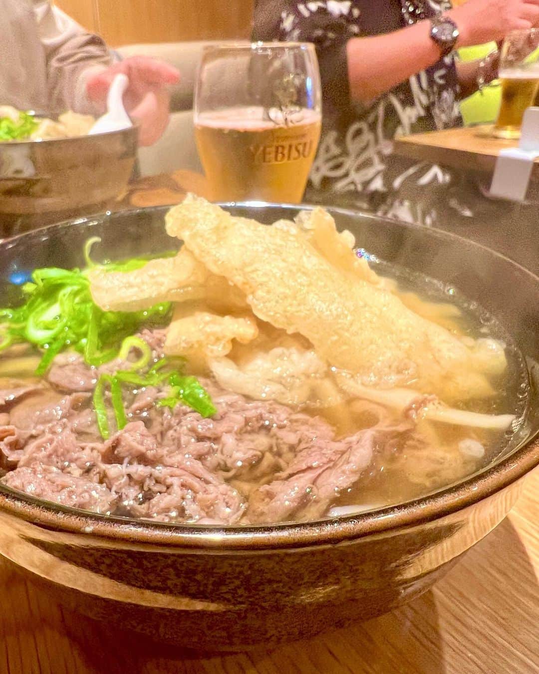 濱野りれさんのインスタグラム写真 - (濱野りれInstagram)「Udon in Fukuoka "うどん平" 【Udon Taira】 A popular restaurant many people stand in line. I ordered the most popular "meat burdock udon".  I was relieved when the warming soup spreads in my mouth. It warmed my stomach as I eat out a lot. Lovely taste!  "うどん平" in 博多！ 行列のできるうどん屋さん。 一番人気の肉ごぼううどんを注文 体に染み渡る優しいスープで私の胃は完全復活を遂げた！  みんなかしわごご飯を頼んでいたけれど私はいなり派でした🙋酢がきいててパンチあり💥  #udon #udontaira #fukuoka #fukuokafood #fukuokagourmet #hakata #hakatagourmet  #うどん平 #うどん平の肉ごぼううどん #うどん #博多グルメ #博多 #博多うどん #福岡グルメ #福岡 #行列のできる店」11月10日 11時28分 - riregram