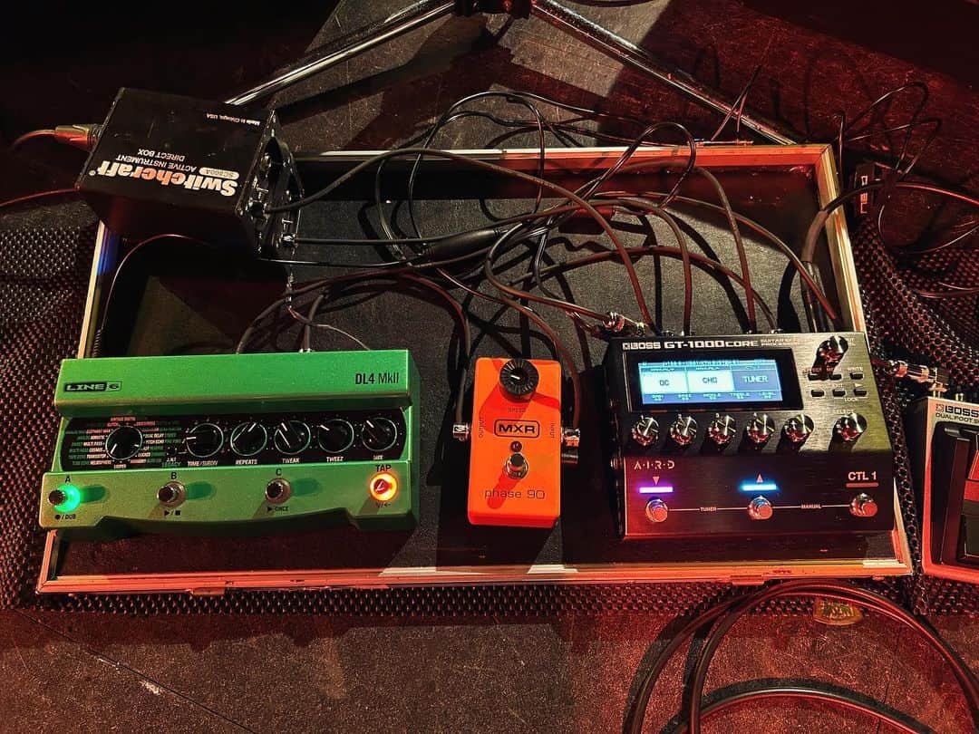 菅原卓郎のインスタグラム：「Effects for acoustic  LINE6 DL4は 9mmはじめるか はじめないかの 2003〜4年ごろ わたくしにとって 憧れの楽器でした。  でも20才なりたて 昼飯代は200円くらい 弾いてたギターは 中古で20,000円くらいで 過ごしておりましたので 結局入手せなんだのです。  ところが近年 DL4 mk2が出て おおよそ20年越しで 足元にやってきたという次第。  感じる名器のDNAとポテンシャル リヴァーブが入ってるのずるいぜ。 ペダルとかフットスイッチを 2個くらい追加したい。 9mmにも導入するか…？  #boss #mxr #line6」